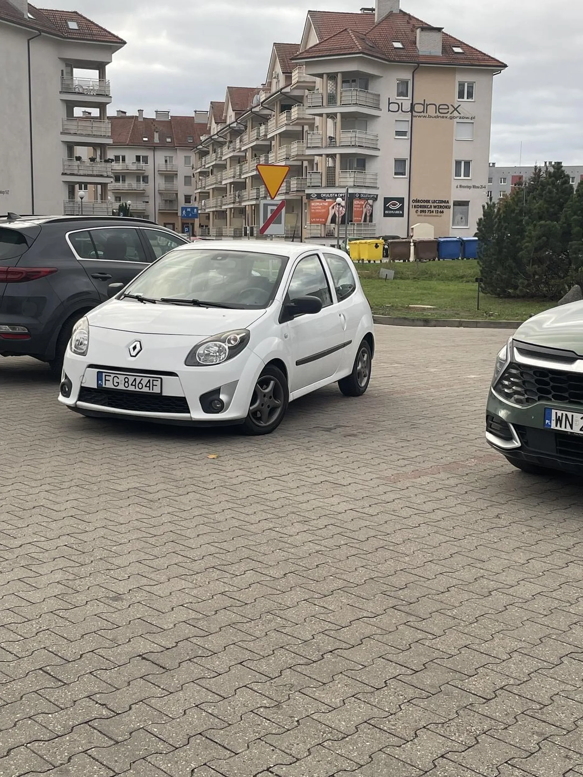 Pozdrawiam panią/pana za doskonałe parkowanie na dwóch miejscach.