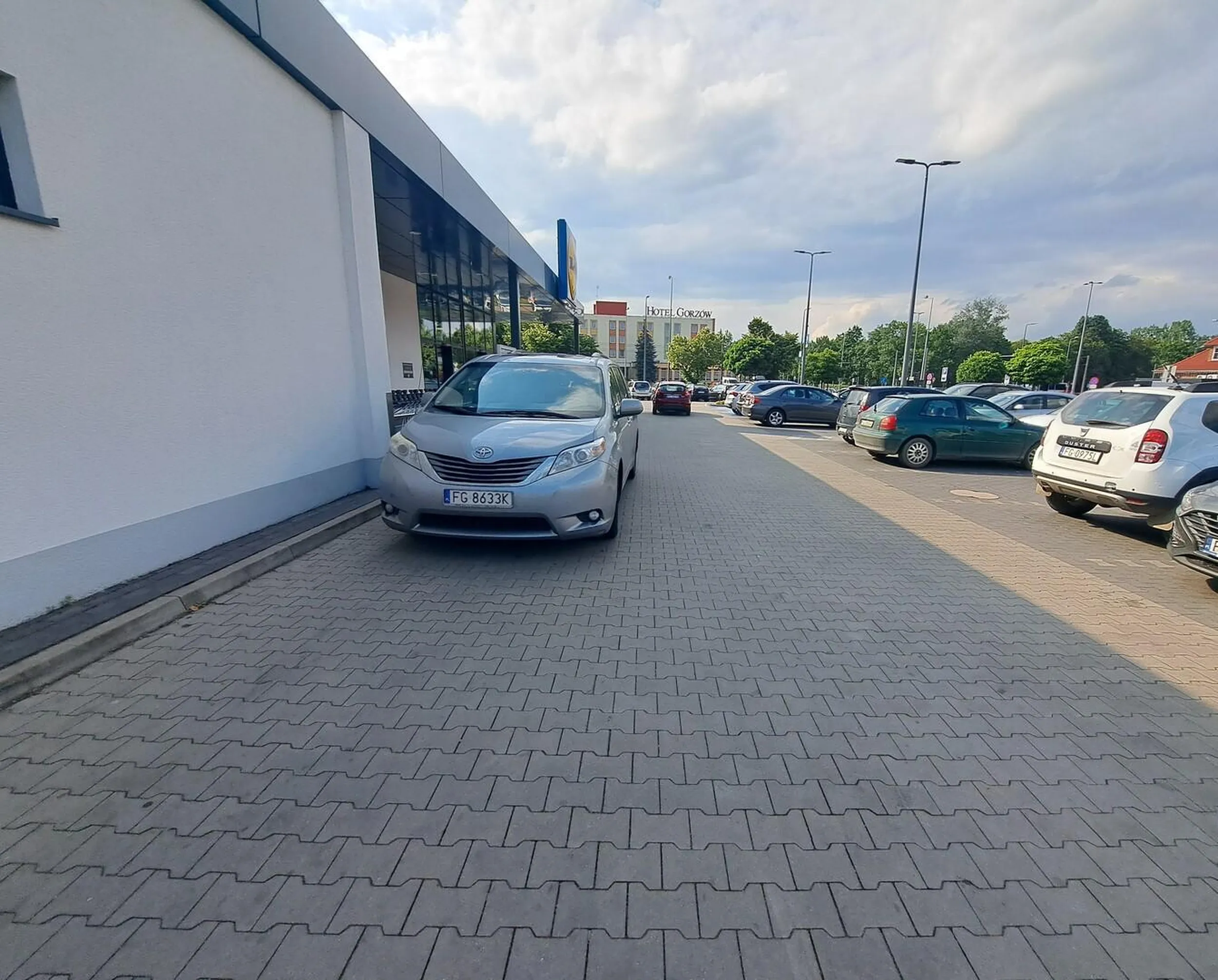 Kolejny mądry, który staje w przejeździe zamiast zajac miejsce parkingowe. Wielki parking, na którym są zawsze wolne miejsca......