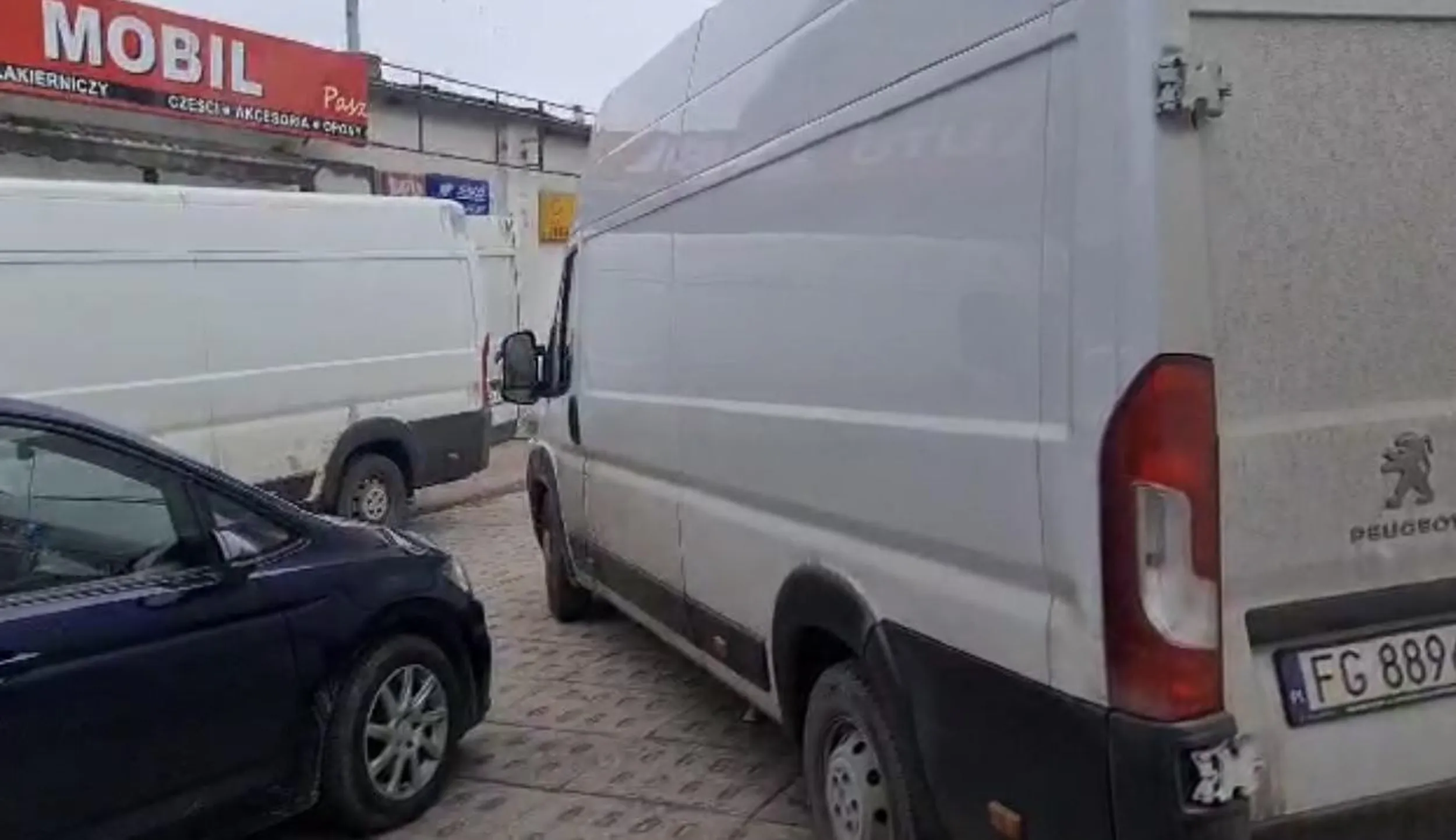Pan  zagrodził wyjazd z parkingu i powiedział, że nie odjedzie i poszedł na 30 min. Dodatkowo Pan strasznie nie miły.