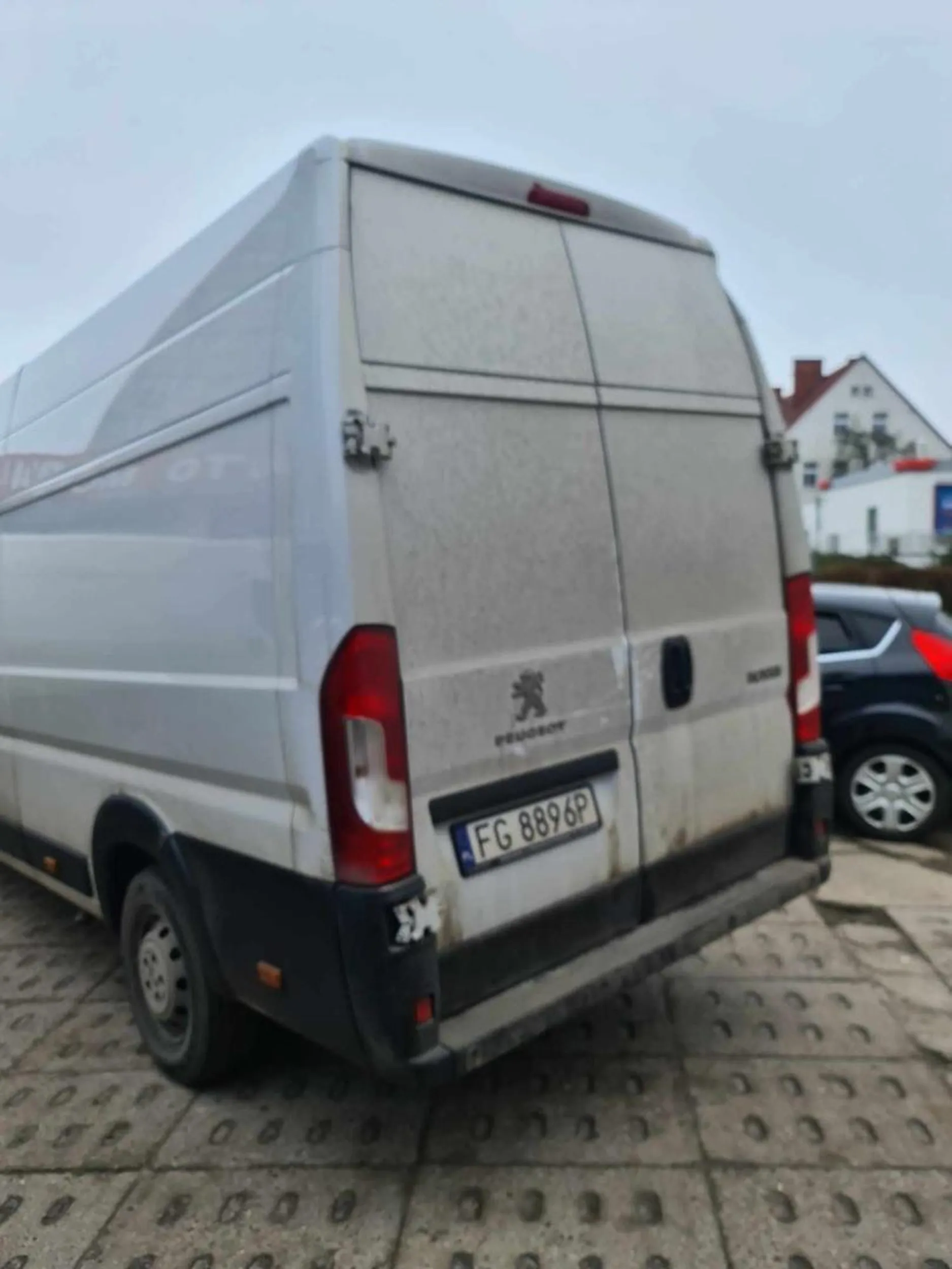 Pan  zagrodził wyjazd z parkingu i powiedział, że nie odjedzie i poszedł na 30 min. Dodatkowo Pan strasznie nie miły.