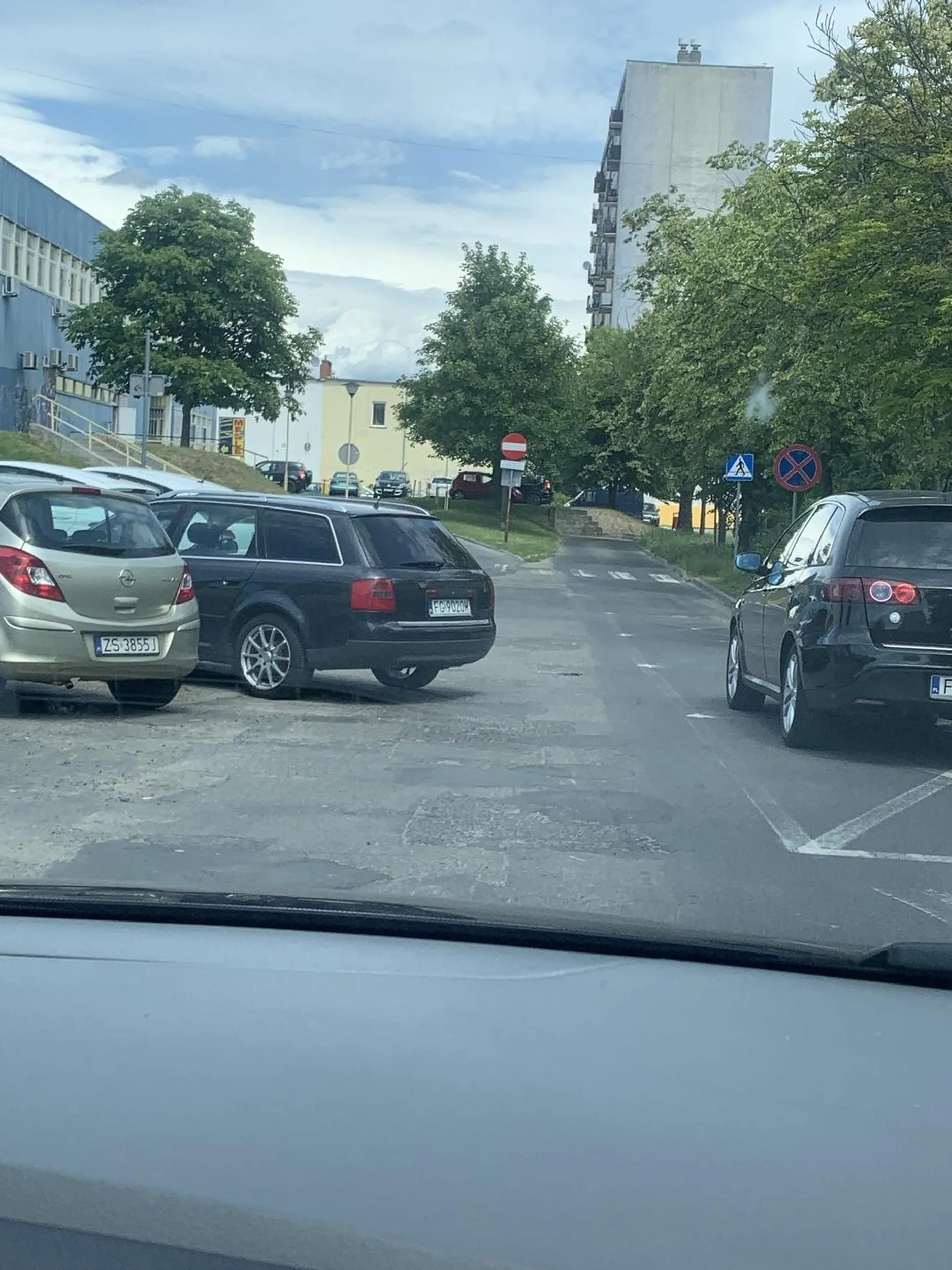 Kierowca nie potrafi parkować, staje na środku drogi i blokuje przejazd