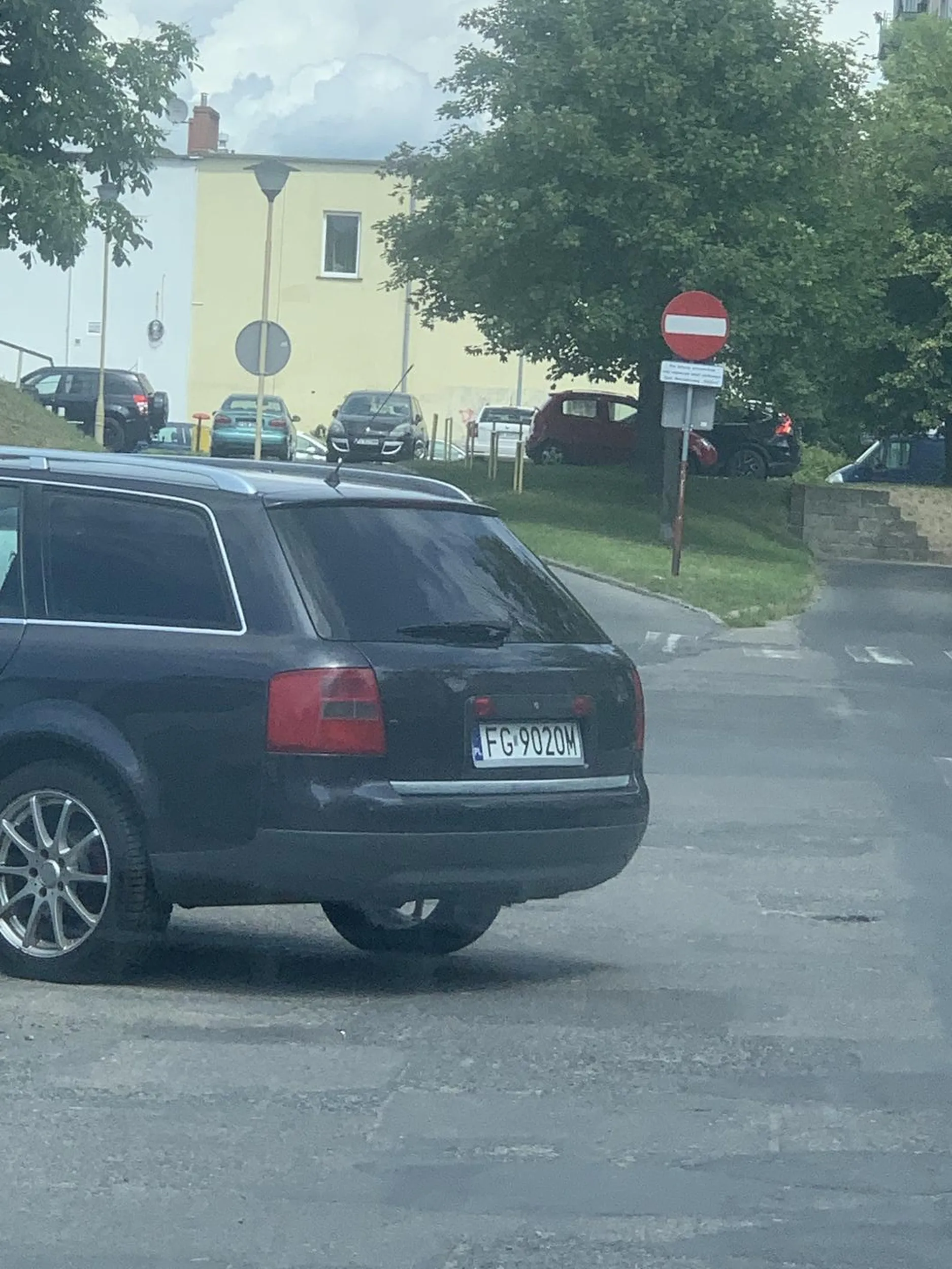 Kierowca nie potrafi parkować, staje na środku drogi i blokuje przejazd