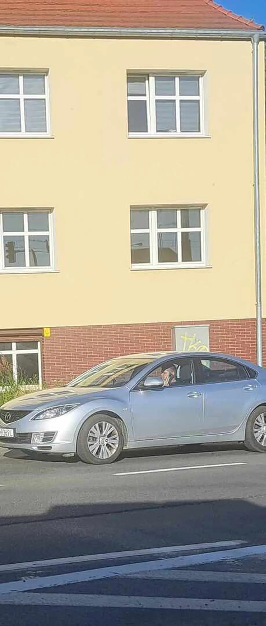 Kierowca korzysta z telefonu podczas jazdy po zwróceniu mu uwagi zaczął coś krzyczeć i mnie wyzywać nie pozdrawiam kierowcy