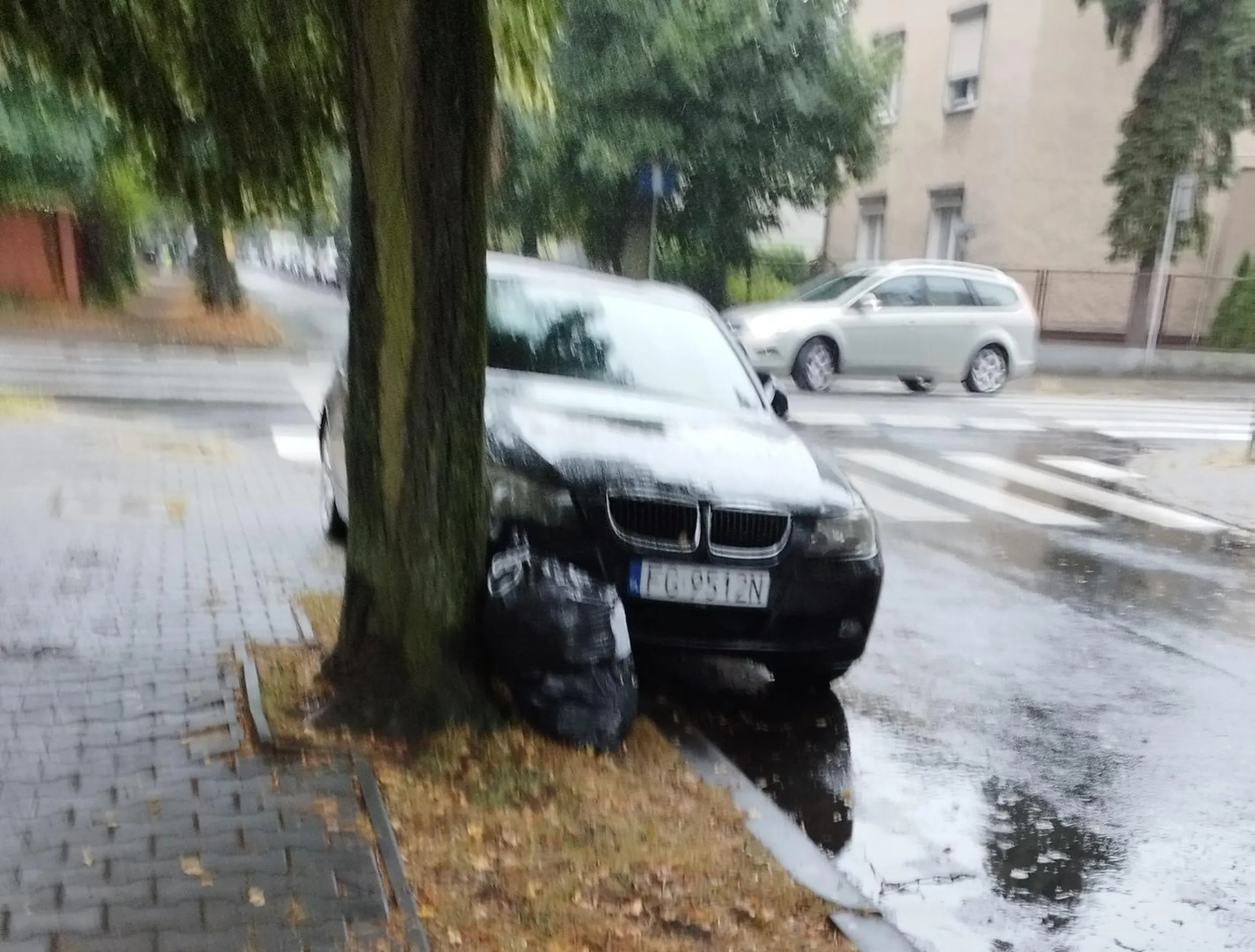 Szefa odleglosc od skrzyzowania czy paskow nie obowiazuje.