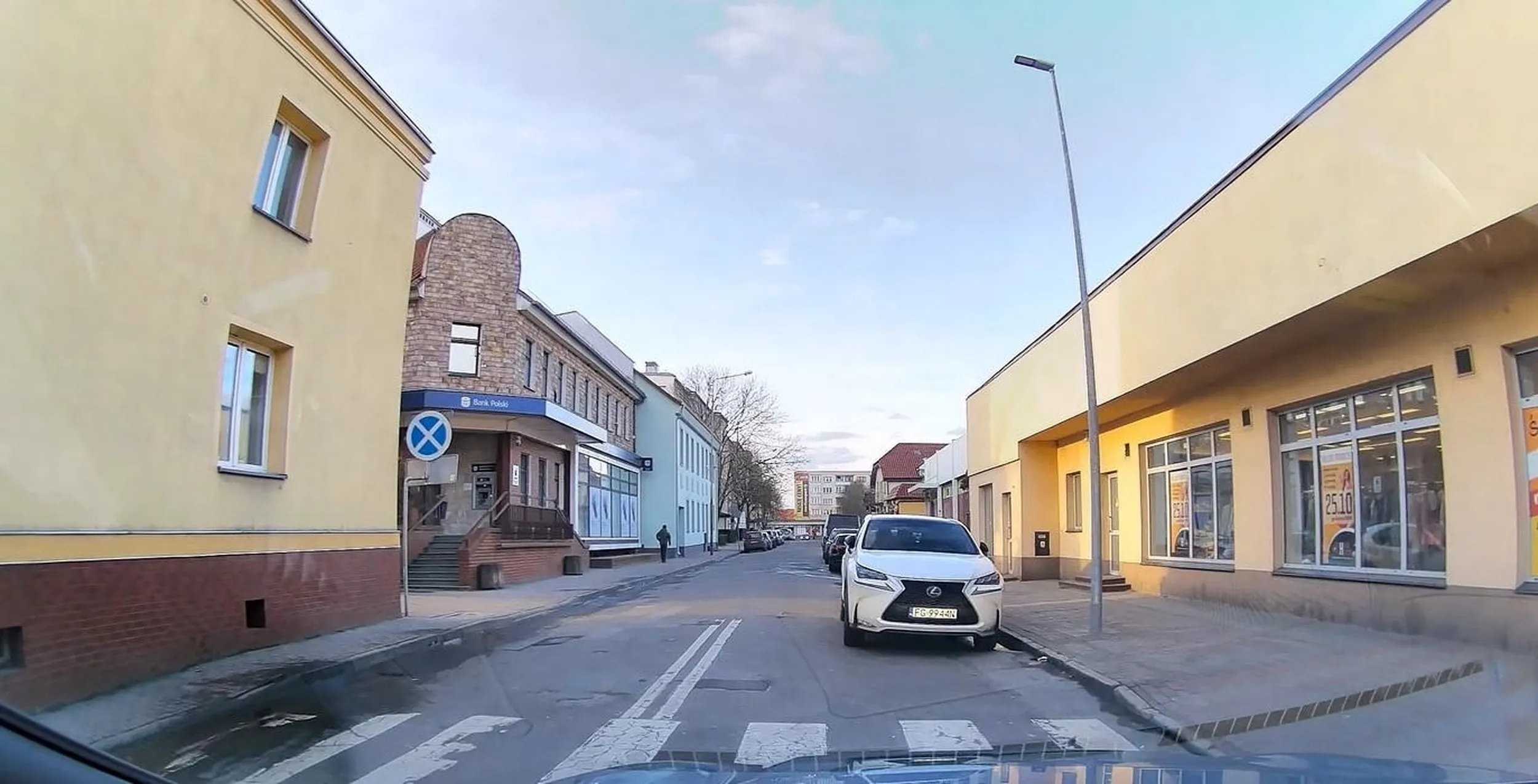 Naucz się parkować. Zasłaniasz przejście na dwukierunkowej oraz blokujesz pas rozdzielony podwójną ciągłą.