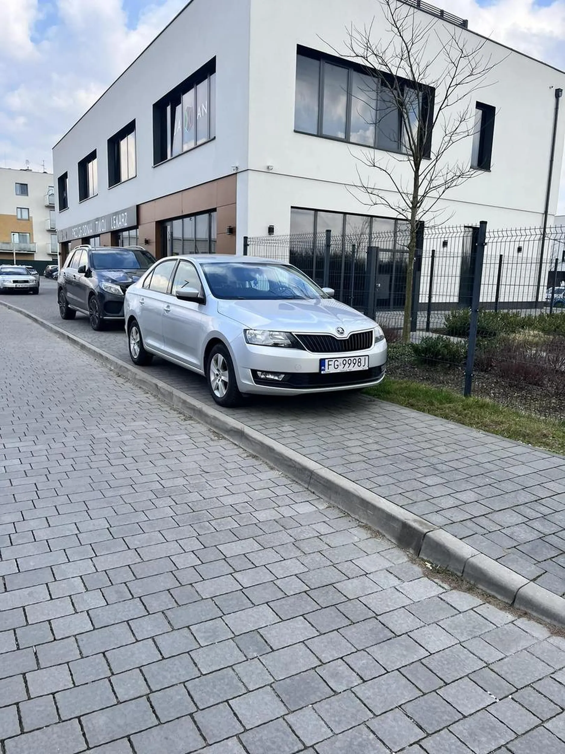 Parkowanie w miejscu do tego wyznaczonym, nie ma się do czego przyczepić...