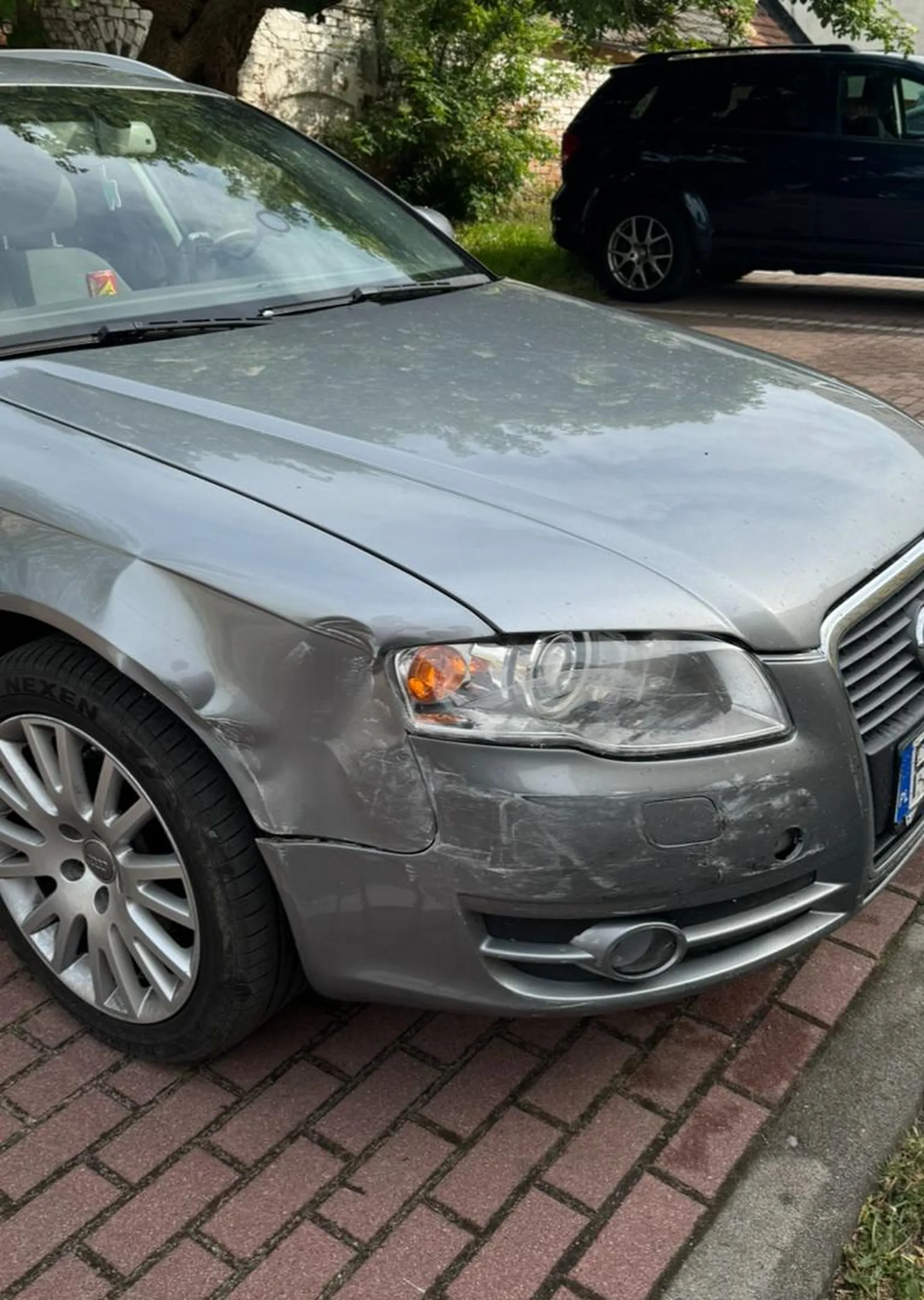 Pani po trzykrotnej (konkretnej) próbie parkowania uciekła z miejsca zdarzenia bez świadomości, że w oknie był świadek oraz monitorowany parking :)