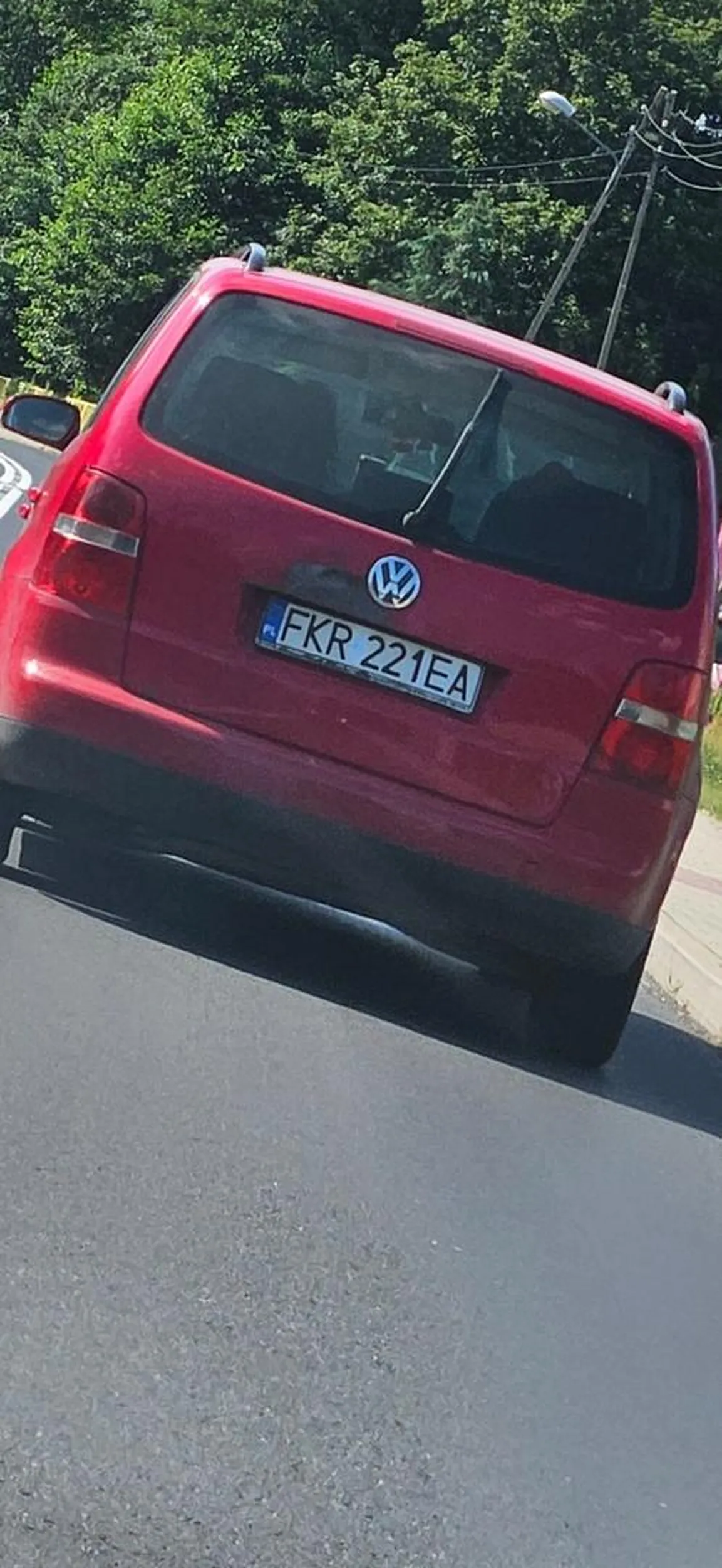 Za nic nie potrafi utrzymać swojego pasa ruchu. Radzę następnym razem jeździć na trzeźwo i nie machać rękoma na swoją koleżankę, tylko skupić się na drodze i trzymać ręce na kierownicy.