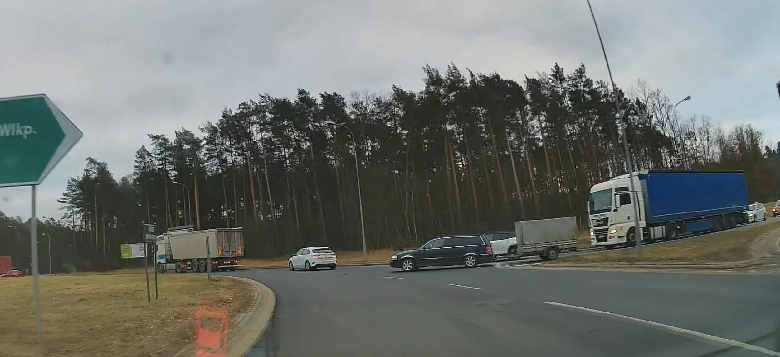 Rozumiem zapatrzyć się, martwe strefy itp. Patrzysz się na mnie i wpierdalasz się prosto pod maskę, why?