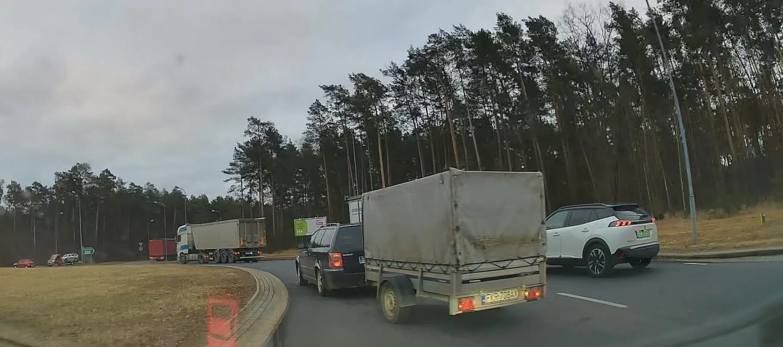 Rozumiem zapatrzyć się, martwe strefy itp. Patrzysz się na mnie i wpierdalasz się prosto pod maskę, why?