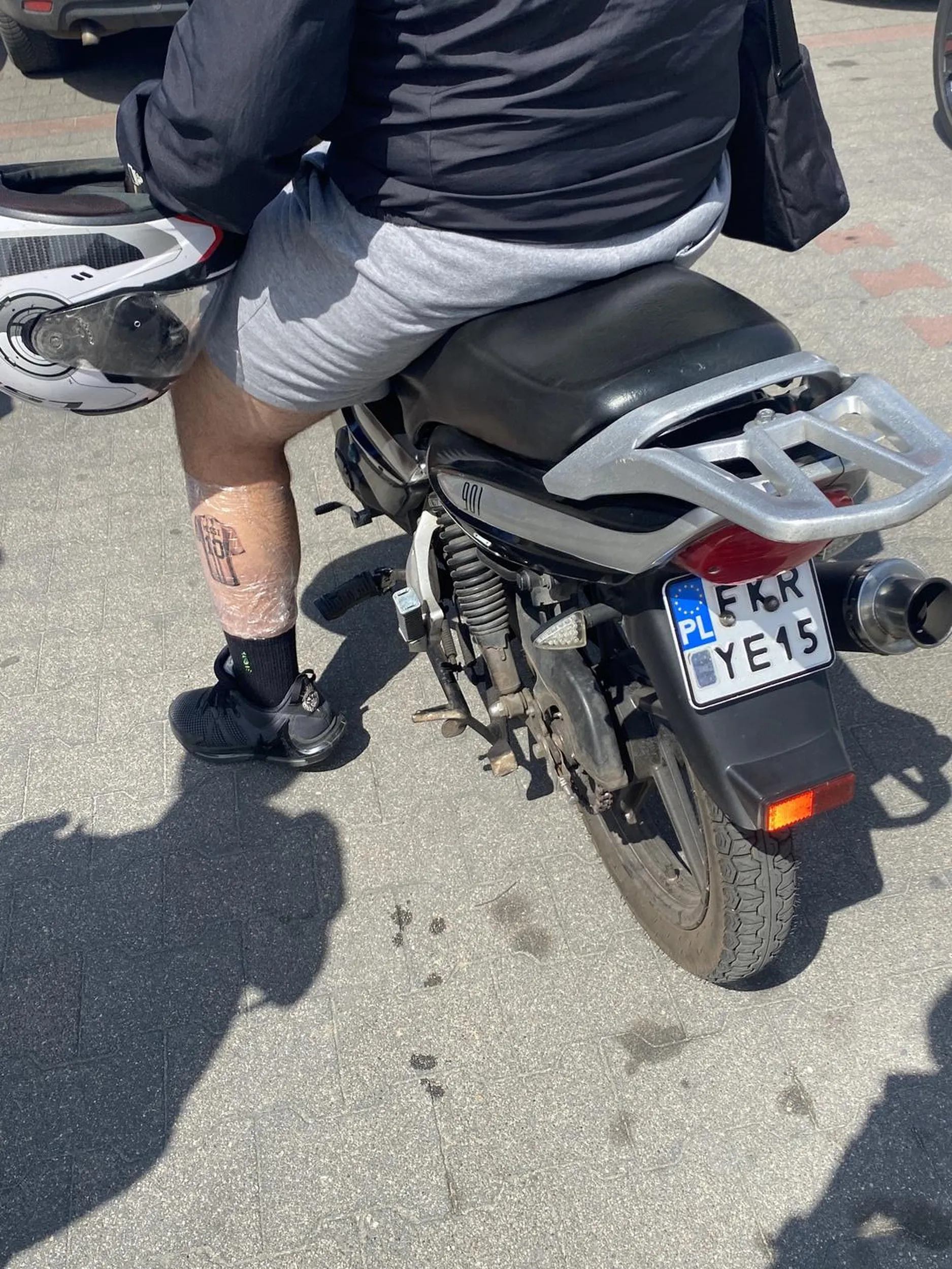 kierowca podczas jechania na rowerze kopnal mnie lewa noga z wytatuowanym messim i zaczal krzyczec “bula gooool”