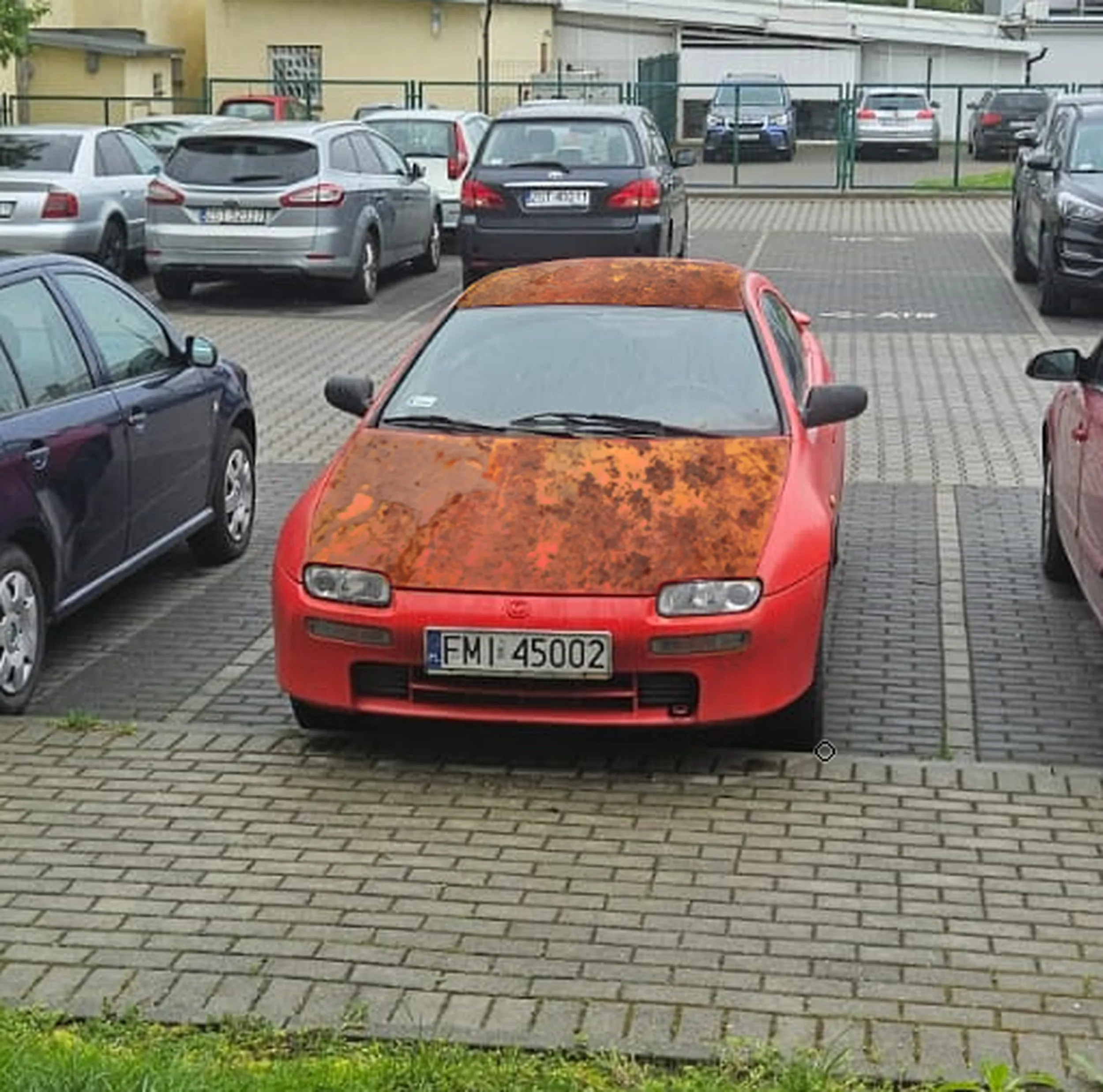 Nie wiem co za cymbał dopuścił takie auto i takiego kierowcę do ruchu drogowego. Z auta się kopci na czarno, a smród taki jakby coś zdechło. Kierowca chyba niespełna rozumu, bo ścina każdy zakręt i nie używa kierunkowskazów. Uważajcie