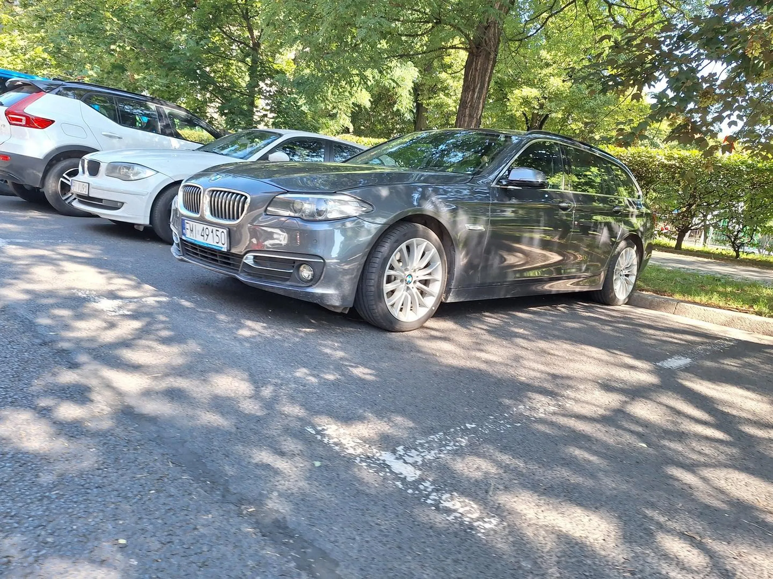 Dzieciak nie ogarnia fury starego na tyle, aby zmieścić się w liniach.