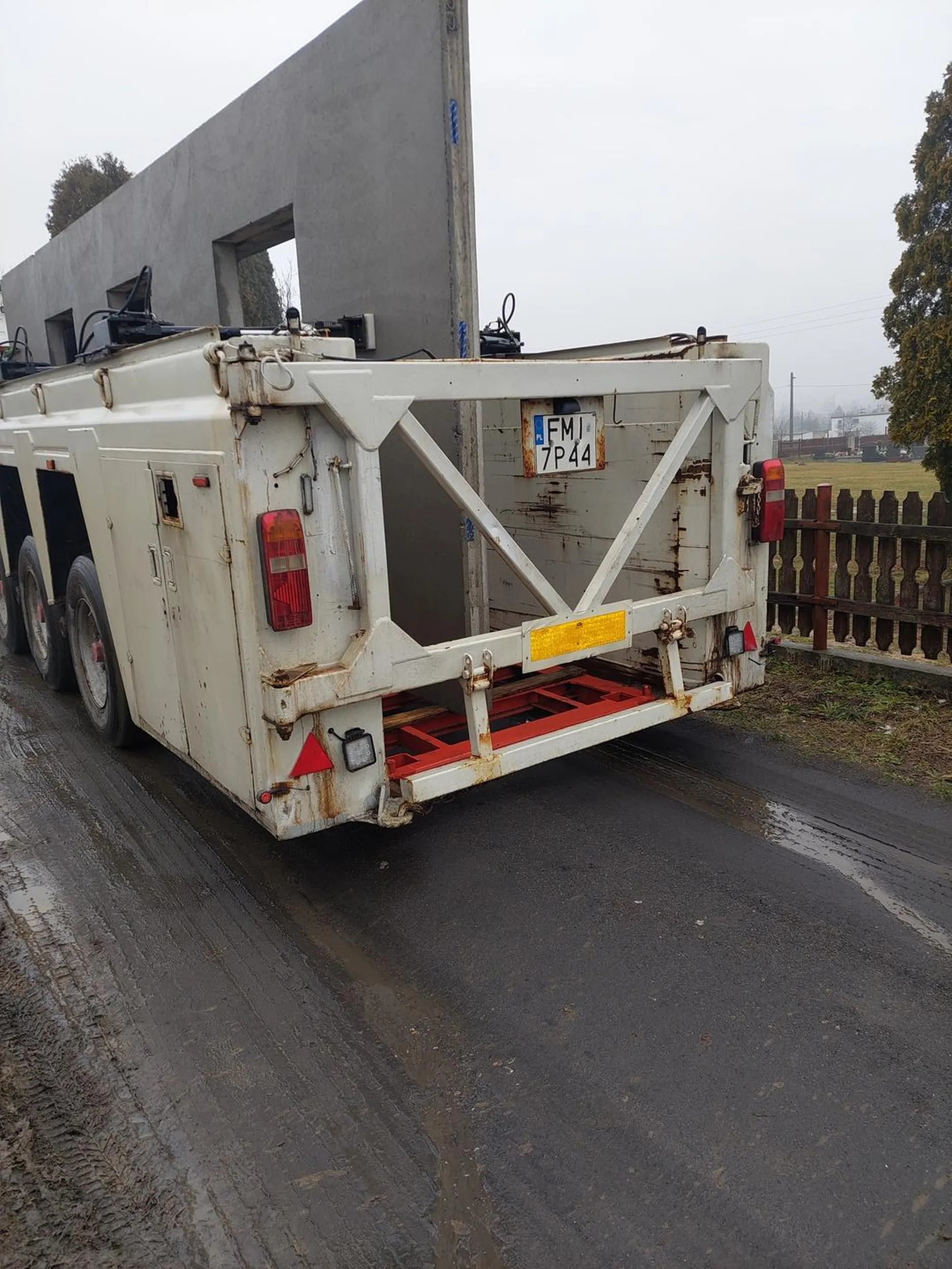 Kierowca nie dostrzega problemu w zablokowaniu o godzinie 7:00 rano, na półtorej godziny, jedynej drogi, która służy mieszkańcom naszej okolicy do dojazdu do pracy. Mimo uprzejmych próśb o przestawienie pojazdu na bok, by umożliwić przejazd, kierowca zasugerował z niebywałą pewnością siebie, że alternatywną trasą mogą być... pola uprawne. Tak, dobrze Państwo czytają. Wydaje się, że kierowca ma dość oryginalne podejście do rozwiązywania problemów komunikacyjnych, a prawo jazdy na taką maszynę znalazł w czipsach.