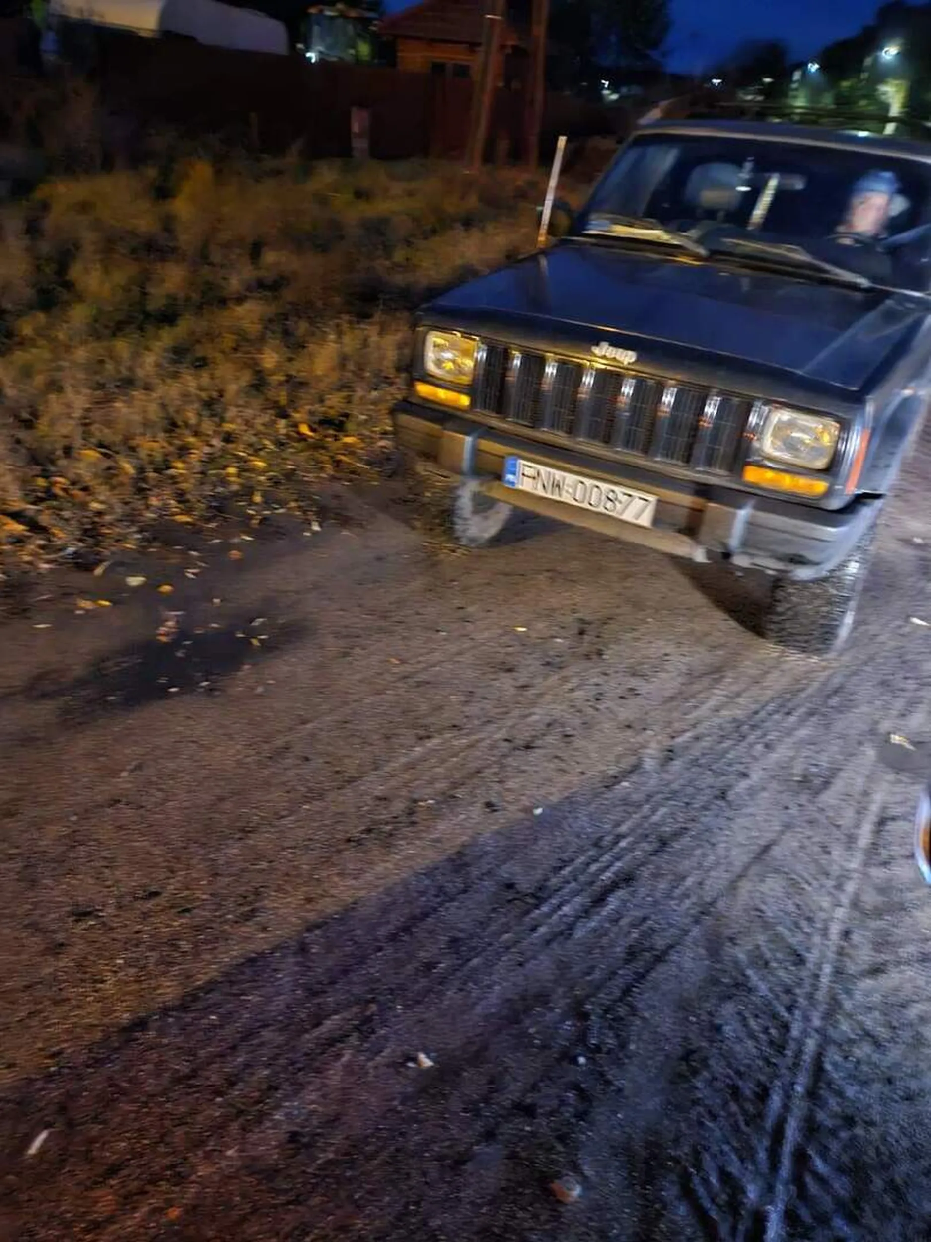 Auto widziane wielokrotnie w dzielnicy Jany, Zielona Góra. Przejazdy przez las bez świateł. Obserwowanie małych dzieci. Obserwowanie posesji. Zgłaszany na Policję przez mieszkańców.