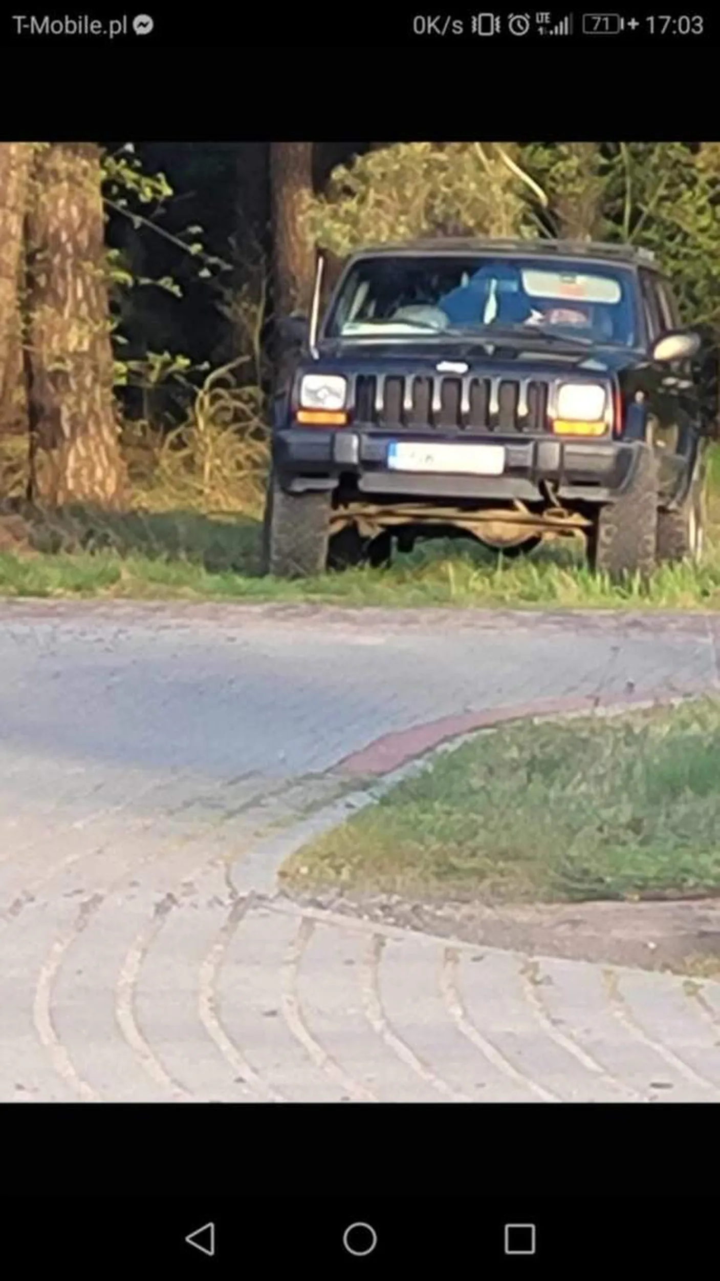 Auto widziane wielokrotnie w dzielnicy Jany, Zielona Góra. Przejazdy przez las bez świateł. Obserwowanie małych dzieci. Obserwowanie posesji. Zgłaszany na Policję przez mieszkańców.