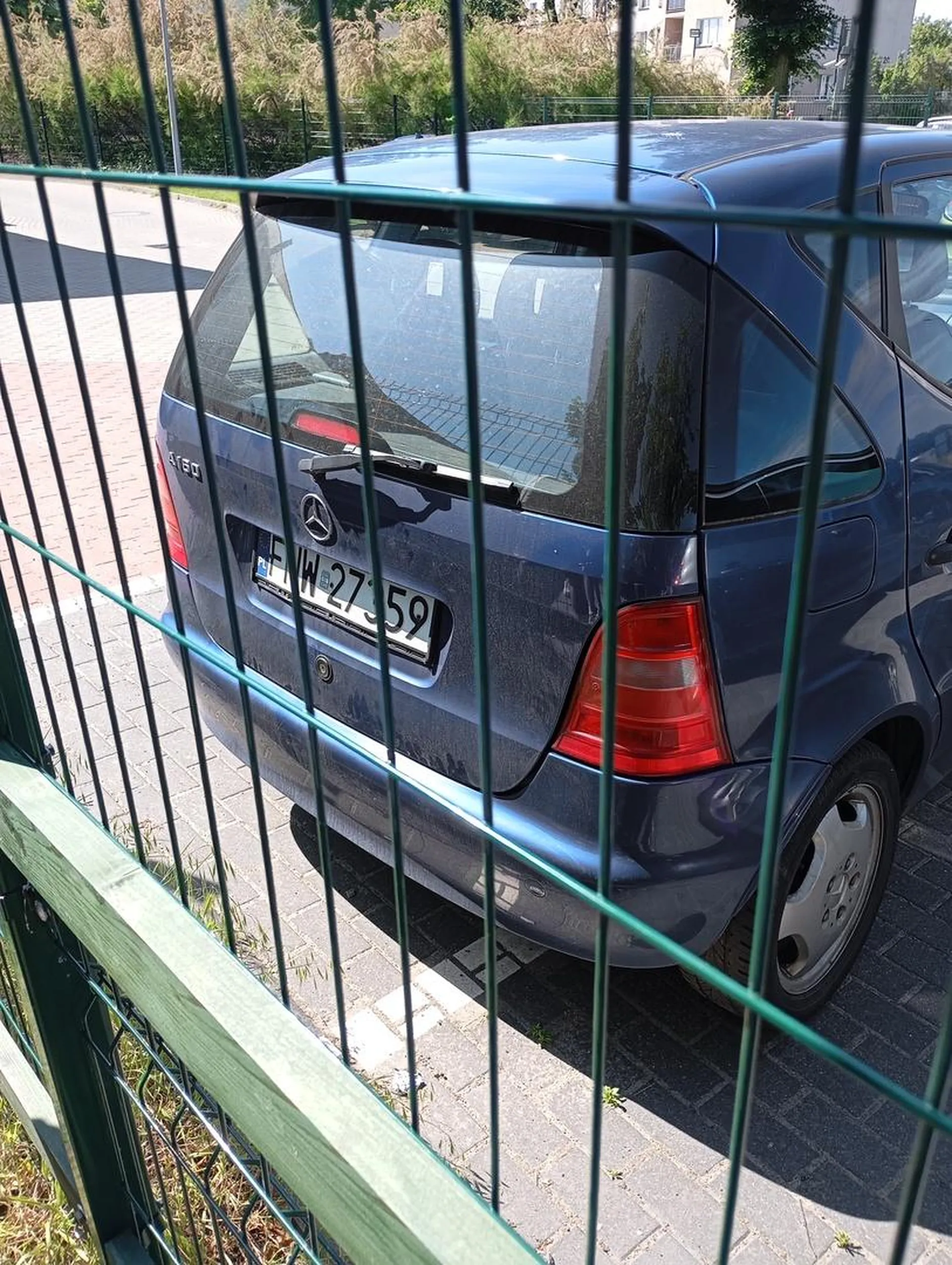 Naucz się parkować stara nygerko. Zezłomuj tego mercedesa ????