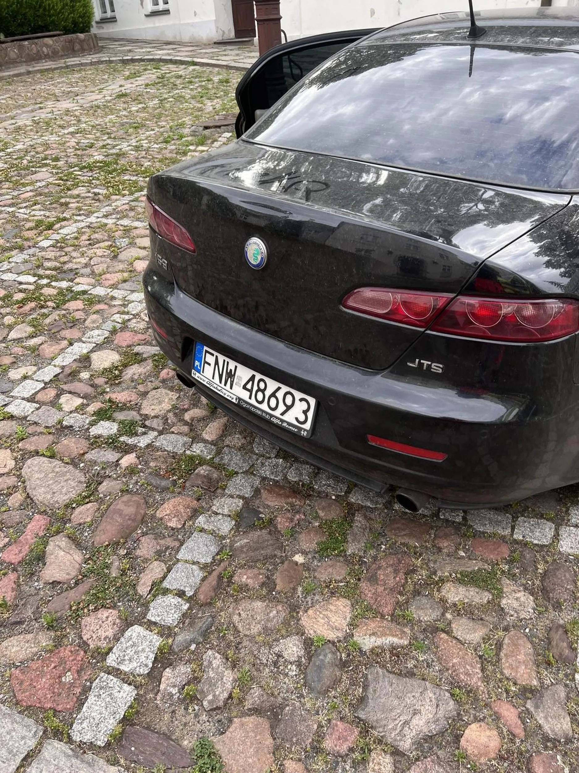 Pan oddał mocz na elewację klasztoru na Tamce. ?