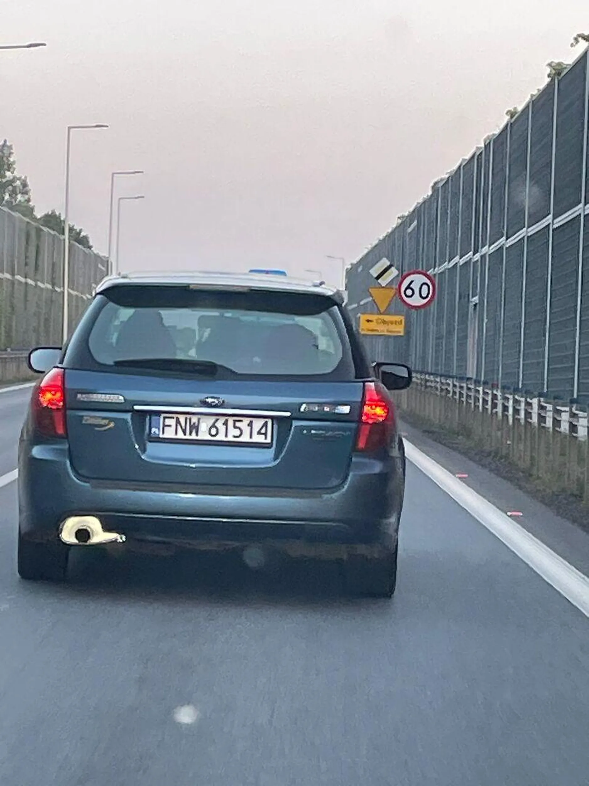 Zajeżdża drogę, w czasie wyprzedzania również wjeżdża na lewy pas i hamuje. Dojeżdżając do ronda, złosliwie hamuje gwałtownie  do zera chociaż nikogo nie ma na rondzie.