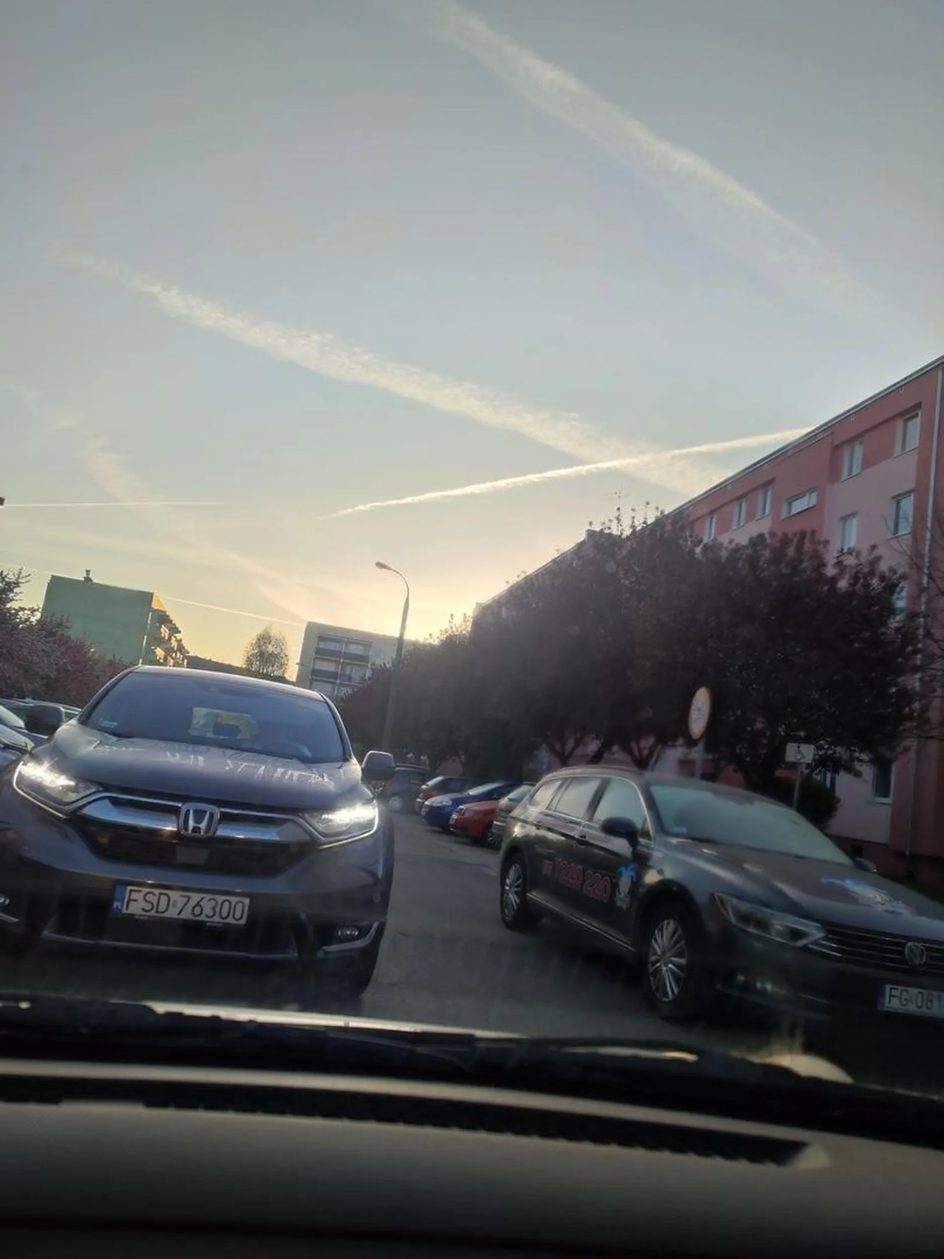 Zastawia drogi wyjazdowe i blokuje przejazd