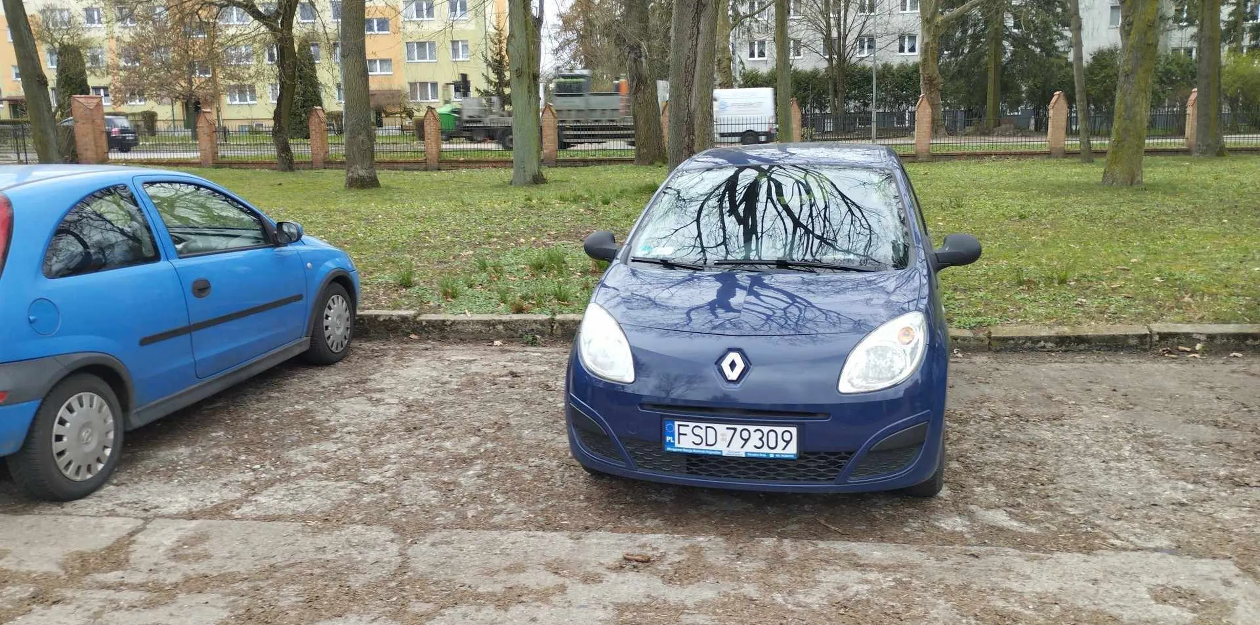 Nie pozdrawiam... Nie umiesz parkować samochodem (w dotatku takim małym)-- przesiądź się na rower. Wszyscy na tym zyskają