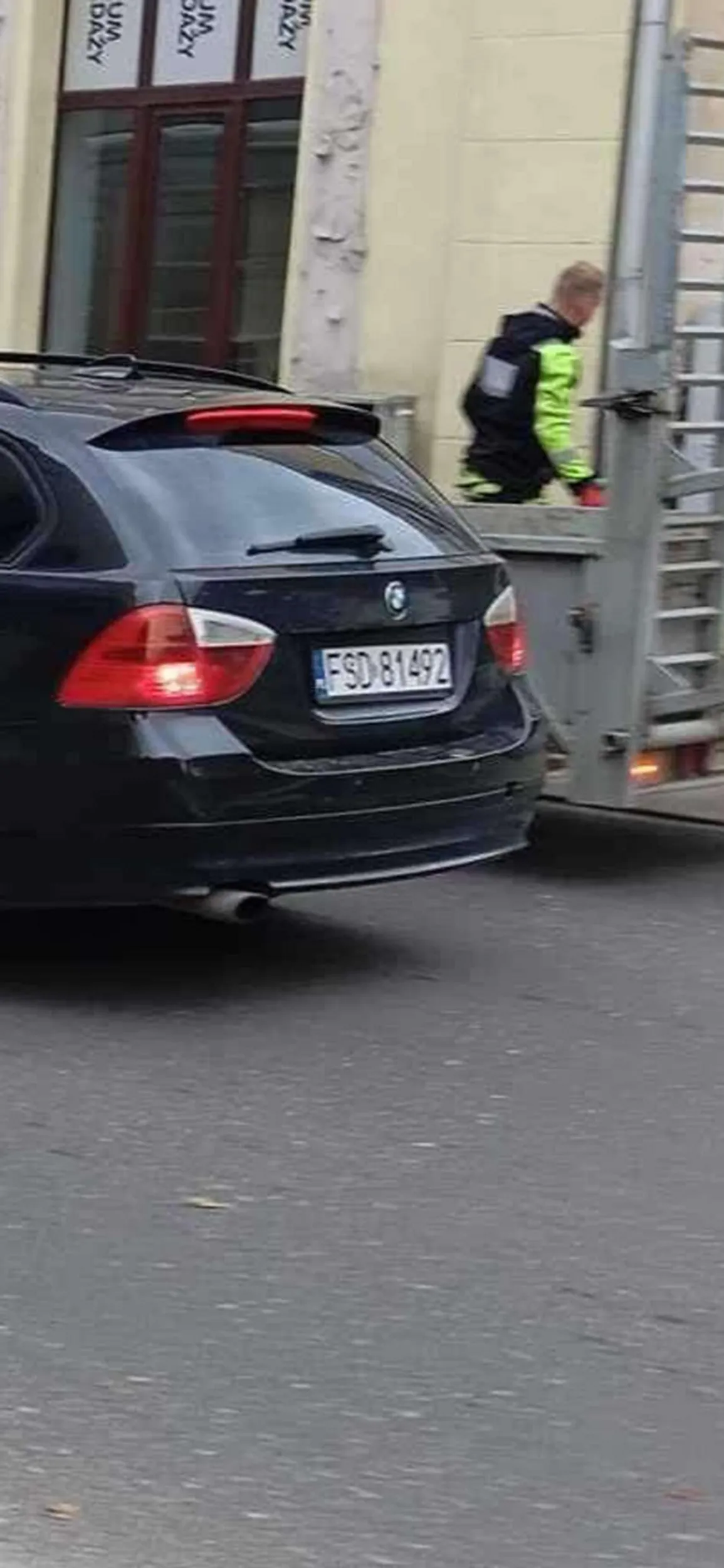 stoi na środku drogi bez awaryjek, w głowie sie pojebalo