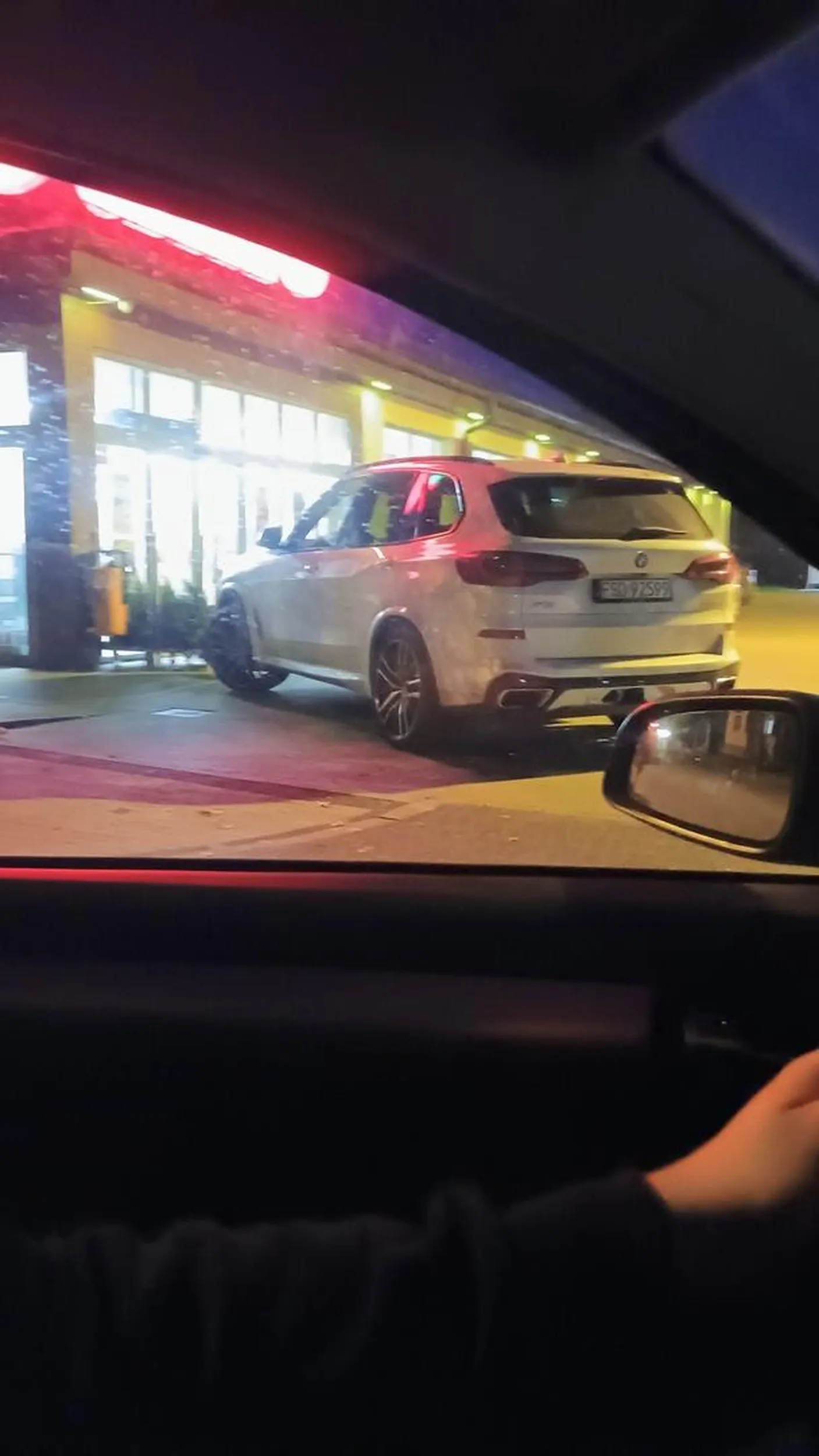 Zajechał pół wjazdu na parking pod sklepem książę pan