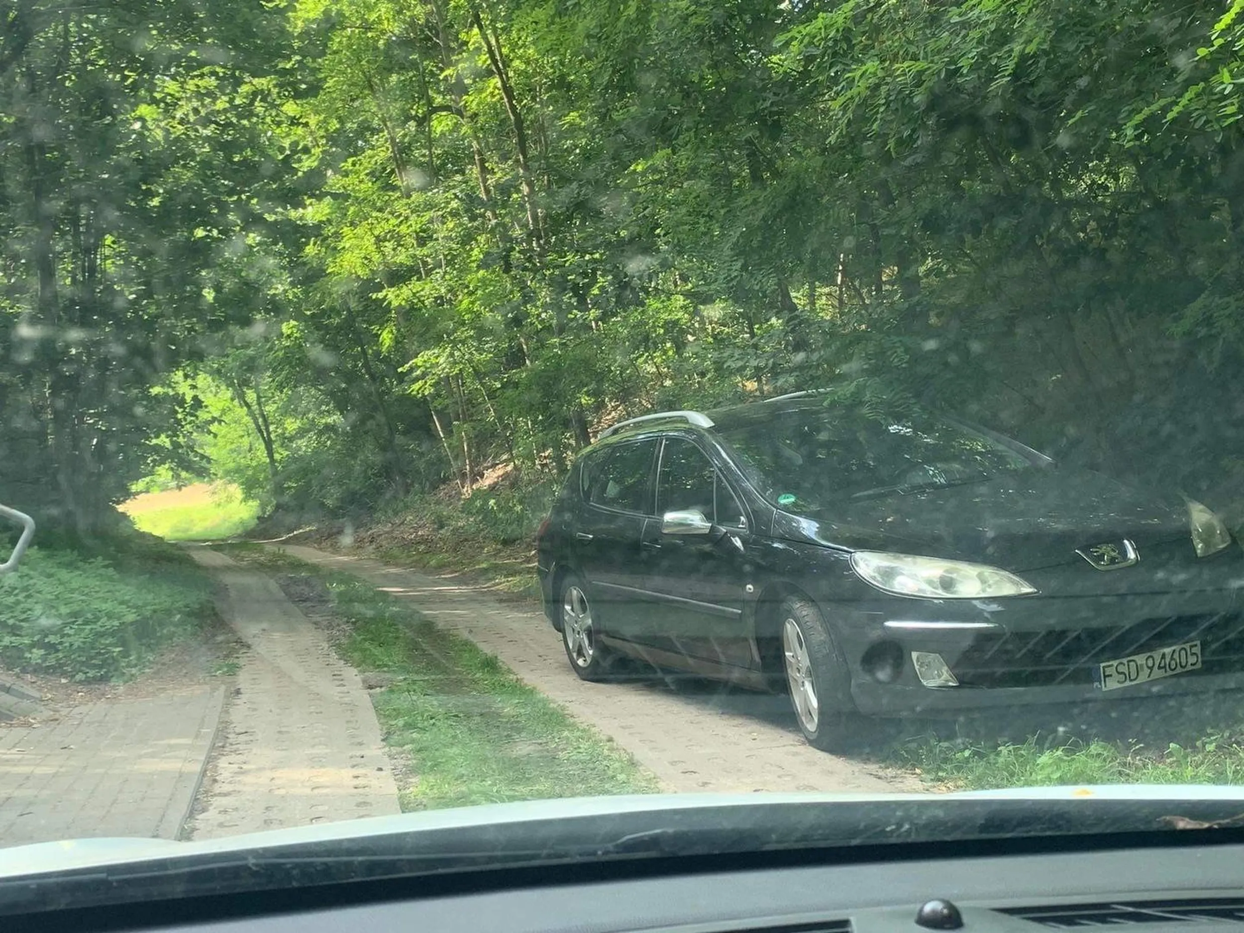 Ciota nie umie parkować i blokuje kawałek drogi