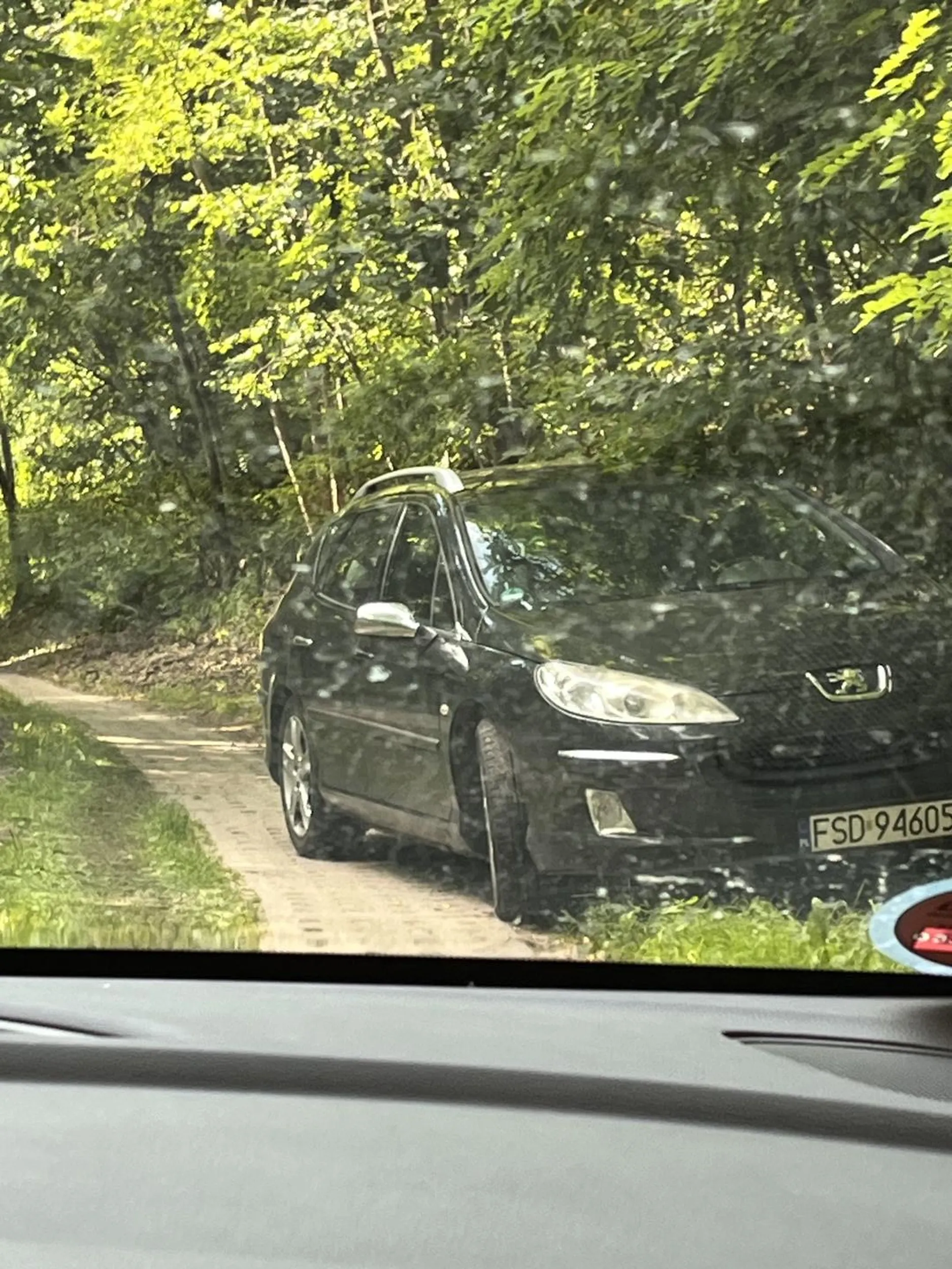 Ciota nie umie parkować i blokuje kawałek drogi