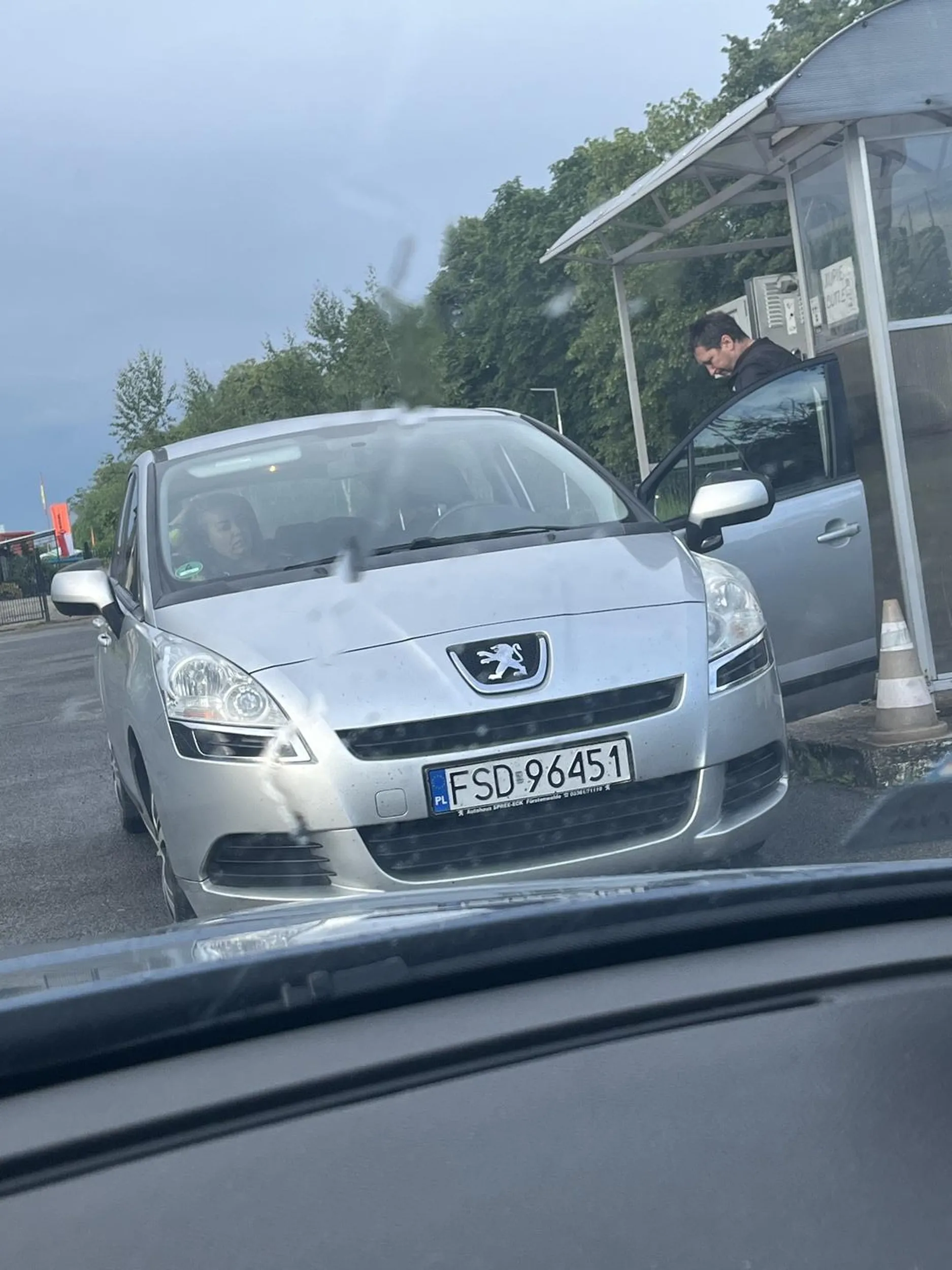 Dziadek to zagrożenie dla ruchu. Uważa że włączenie kierunkowskazu i wyjazd na lewy pas podczas gdy inne auto go wyprzedza jest ok. Zepchnął mnie na pobocze i całe szczęście nie było tam ogromnej dziury ani nic co by mi auto uszkodziło. Po zatrzymaniu się obok niego miał pretensje że jak ja mogę wyprzedzać skoro on miał włączony kierunkowskaz.