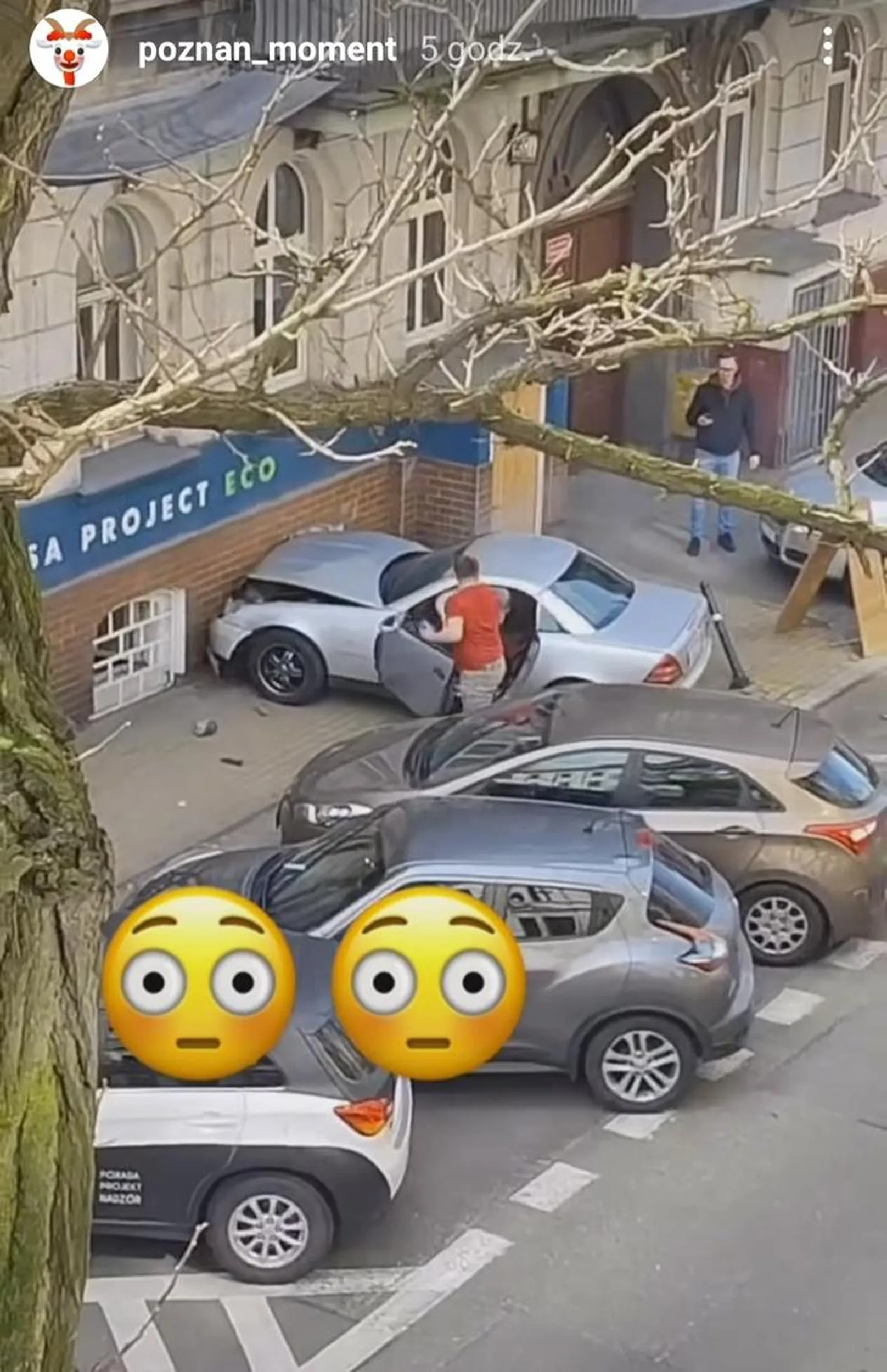 Koleś rozwalił auto na ścianie kamienicy w Poznaniu, porzucił auto i spierdolił