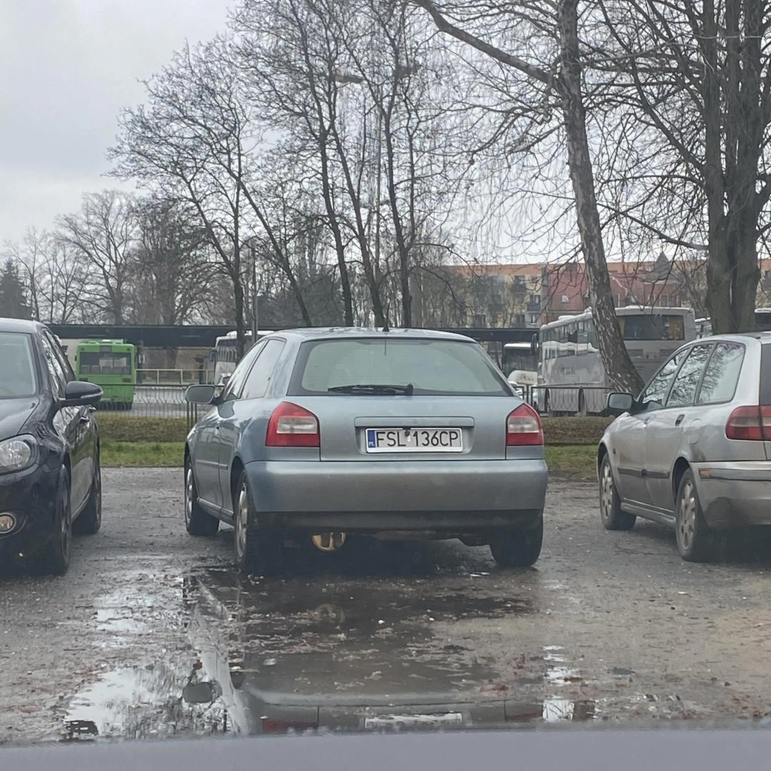 Upoś parkuje na dwa miejsca dla pojazdów osobowych. Naucz się parkować cieciu