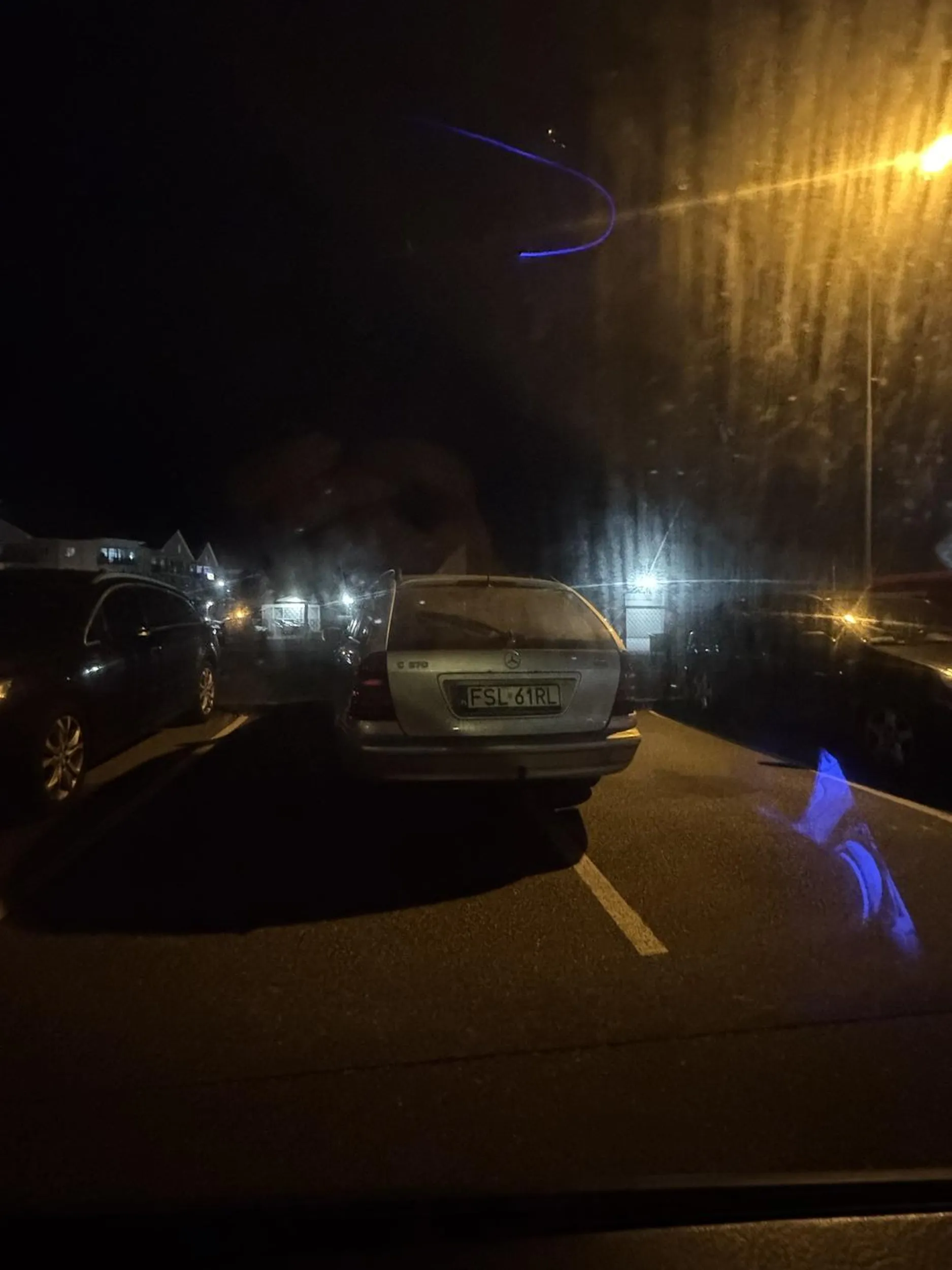 Ma pan bądź pani farta że mam trochę za długie auto bo za takie parkowanie na osiedlu gdzie są wielkie problemy z miejscem to bym zastawił i auta nie ruszał parę dni