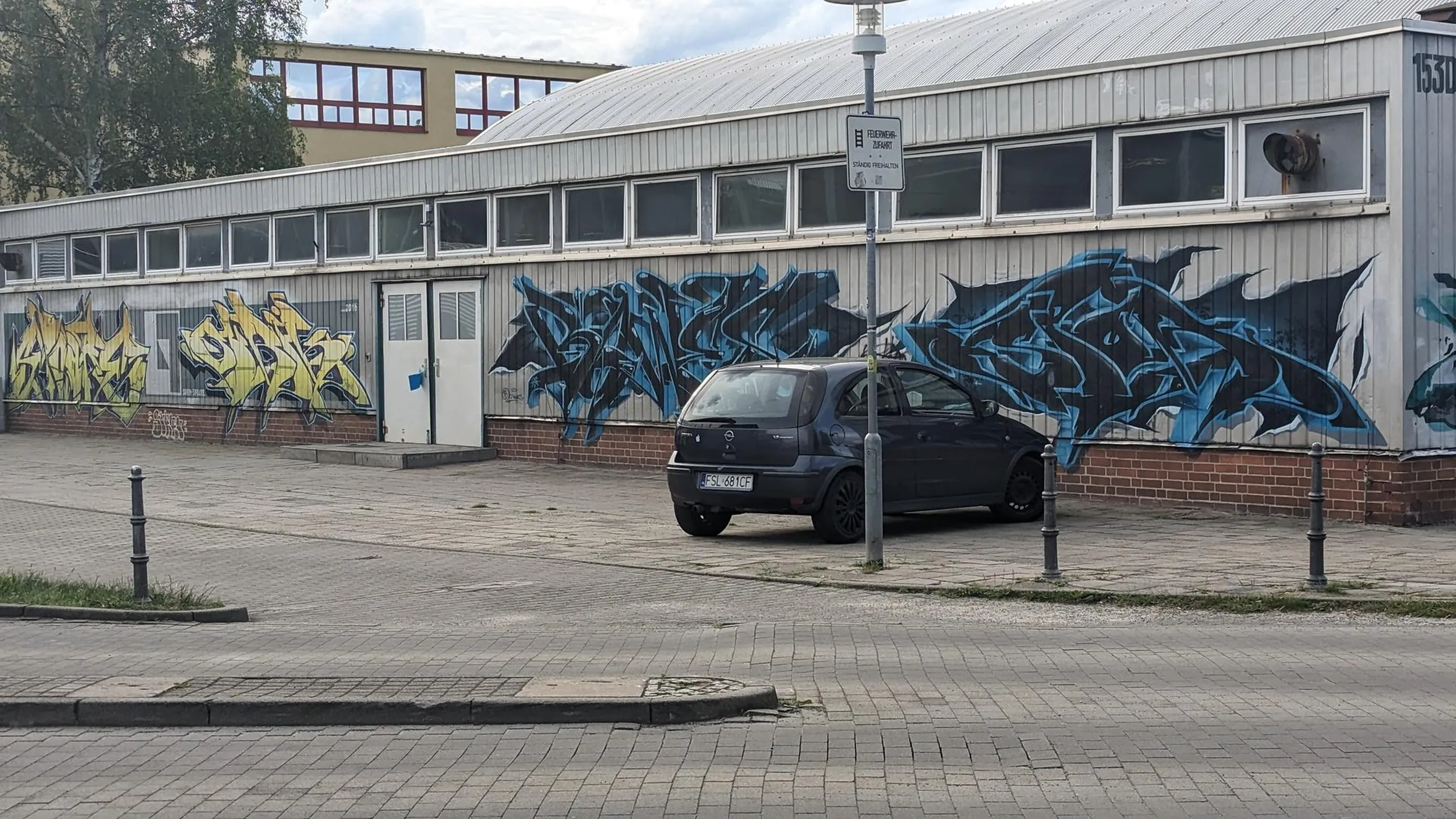 FSL 681CF rozumiem, że właściciel/ja auta nie widzi przed szkołą wielkiego poziomowego parkingu w dzielnicy Süd we Frankfurcie !! Przed poziomowym parkingiem jest też zwykły parking. Było od groma wolnych miejsc. Polecam wizytę u okulisty !! Tyle razy była mowa na Słubickich forach, że Niemcy nie umieją parkować w Słubicach. Otóż Polacy mają tak samo we Frankfurcie. To nie pierwsza taka sytuacja. Nie pozdrawiam właściciela/ki auta ?