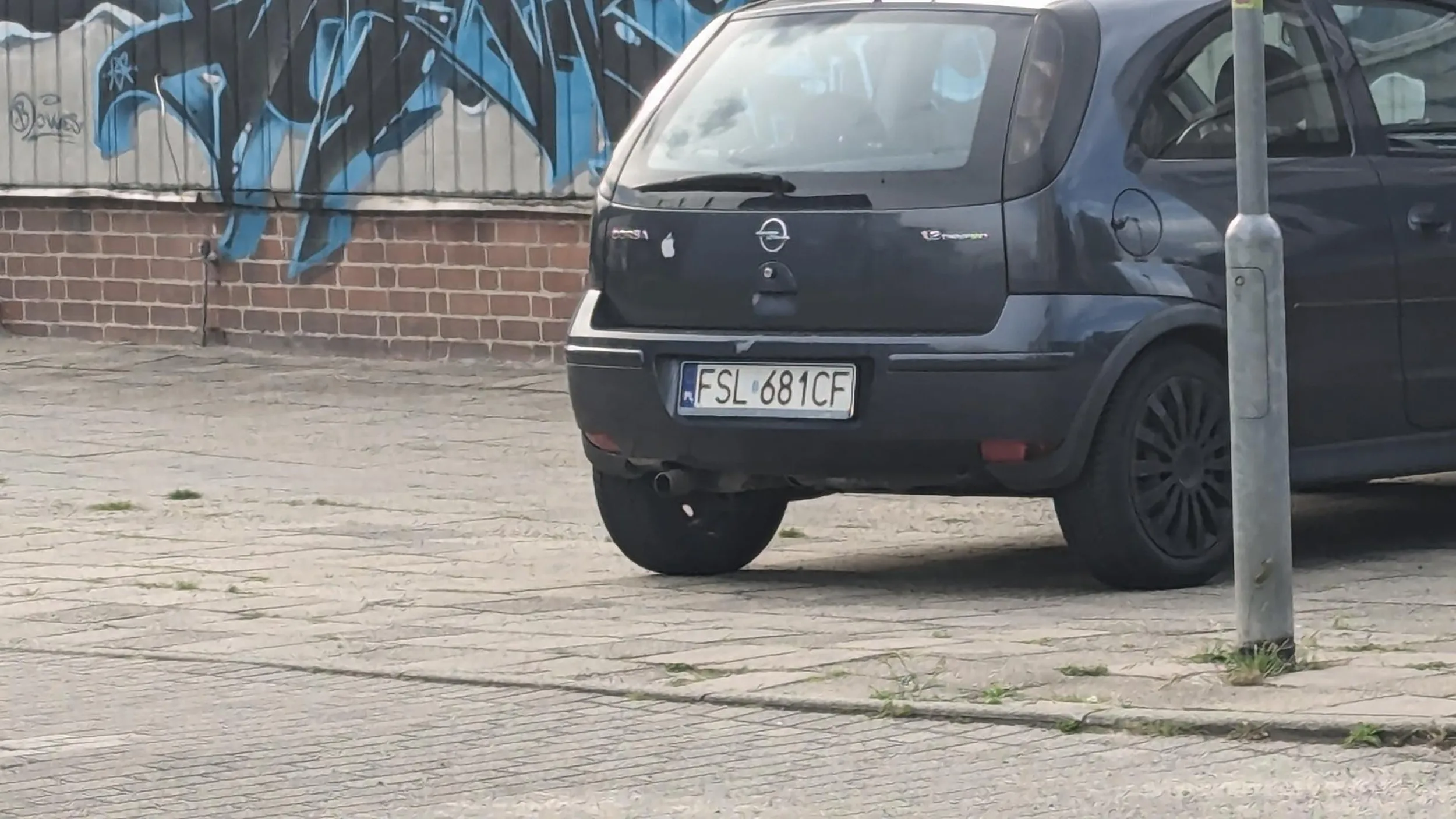 FSL 681CF rozumiem, że właściciel/ja auta nie widzi przed szkołą wielkiego poziomowego parkingu w dzielnicy Süd we Frankfurcie !! Przed poziomowym parkingiem jest też zwykły parking. Było od groma wolnych miejsc. Polecam wizytę u okulisty !! Tyle razy była mowa na Słubickich forach, że Niemcy nie umieją parkować w Słubicach. Otóż Polacy mają tak samo we Frankfurcie. To nie pierwsza taka sytuacja. Nie pozdrawiam właściciela/ki auta ?