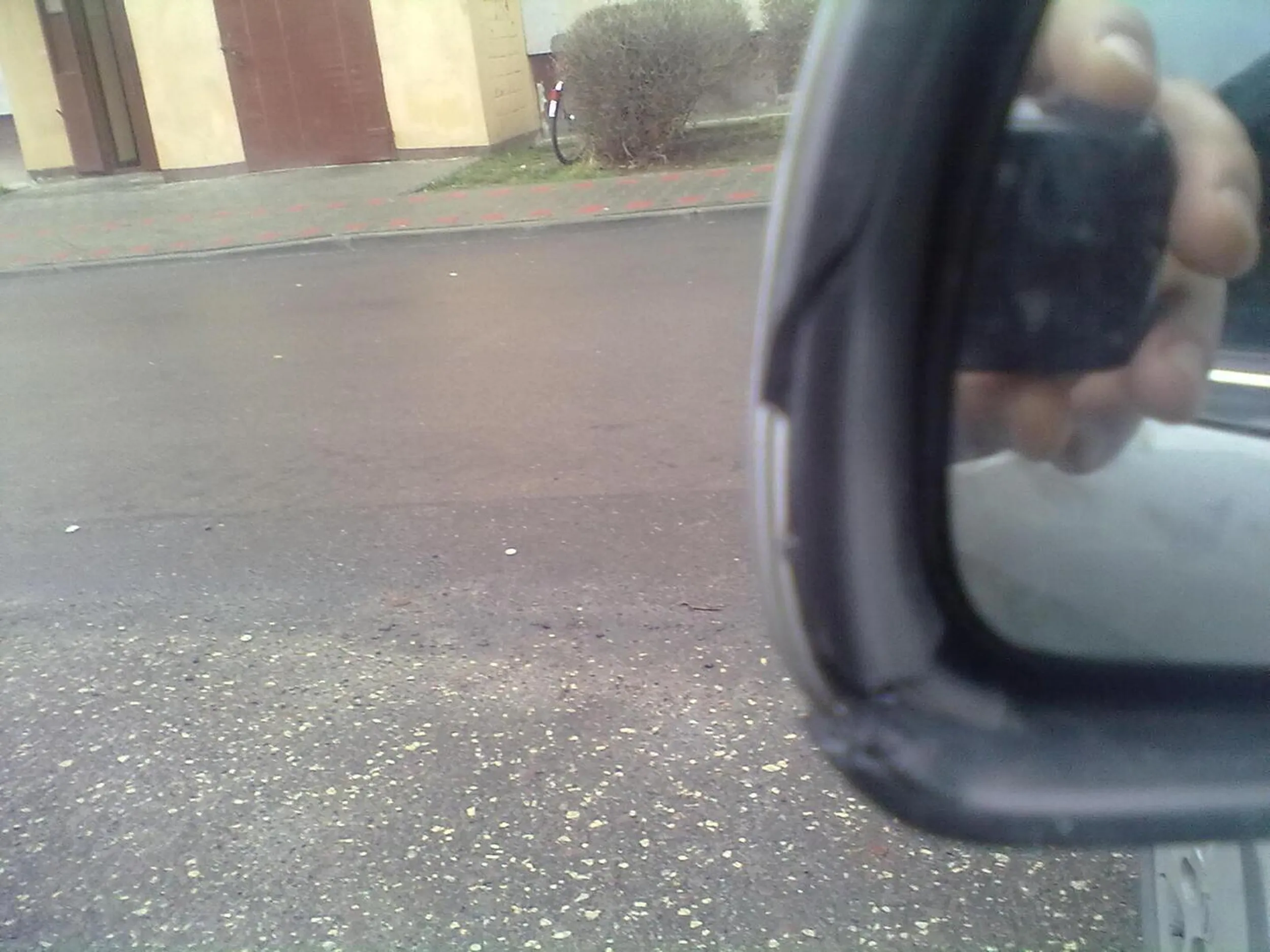 Ostatnio 21 grudnia wychodząc z sklepu Lidl zobaczyłem jak obok zaparkowane audi zaczęło nieudolną próbę wyjazdu z dość szerokiego miejsca parkingowego wraz z uszkodzeniem mojego prawego lusterka.