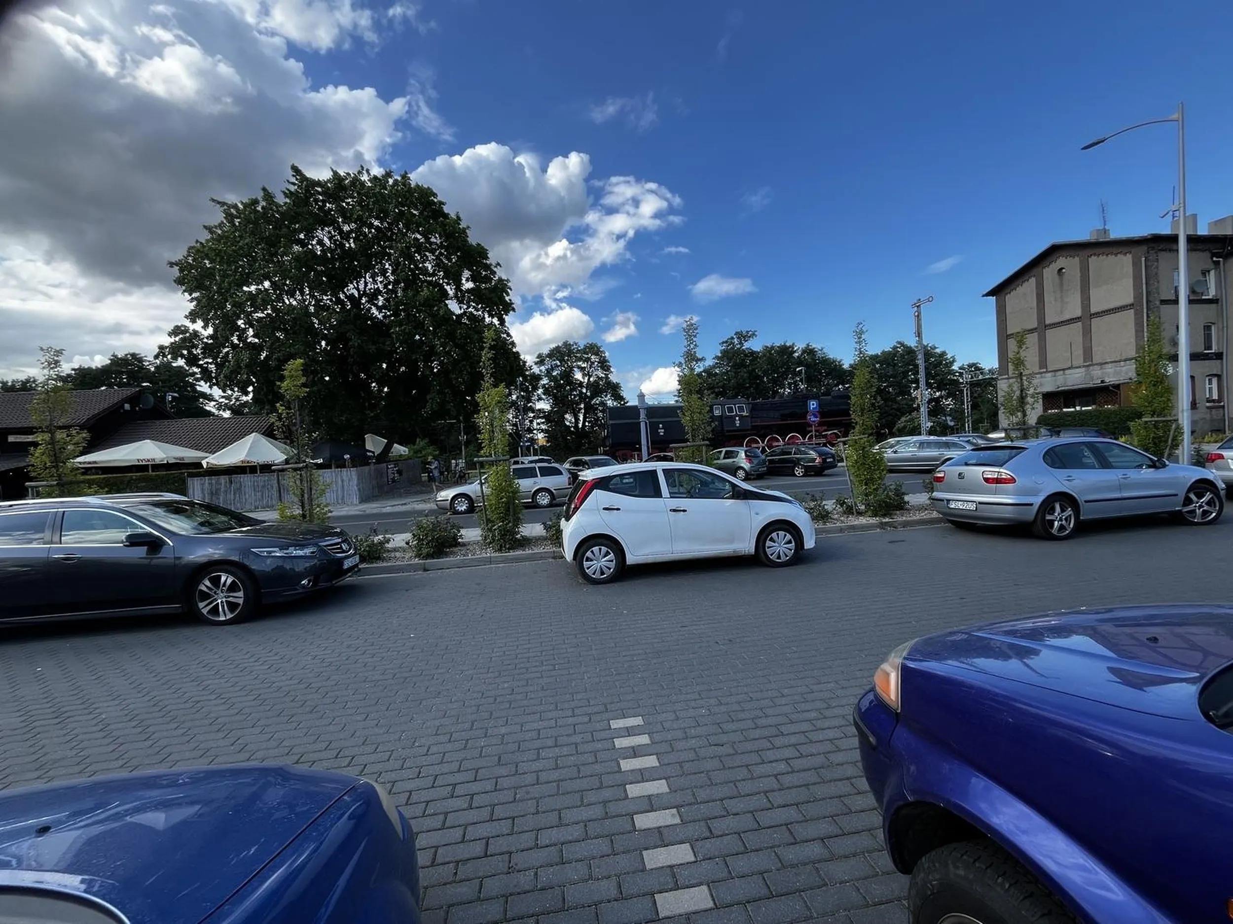 Polecam poćwiczyć parkowanie a nie rozstawiać się na samym środku na full zawalonym parkingu