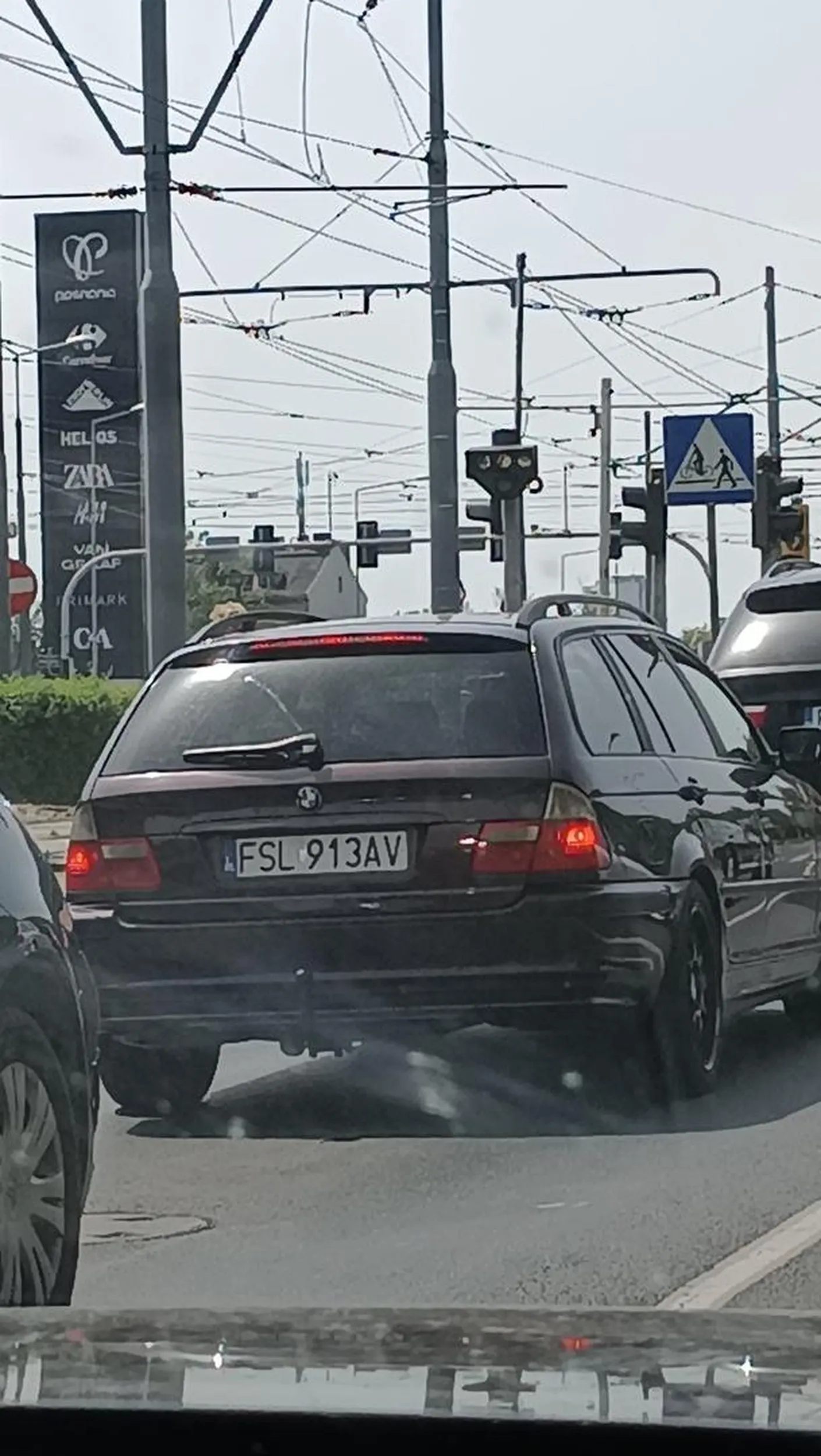 Typowy Seba w be em wu. Siedzi na zderzaku. Wyprzedza każdym możliwym pasem, żeby tylko pierwszym być na światłach ;) Prowadzi jedną ręką, bo druga wystawia za okno ?