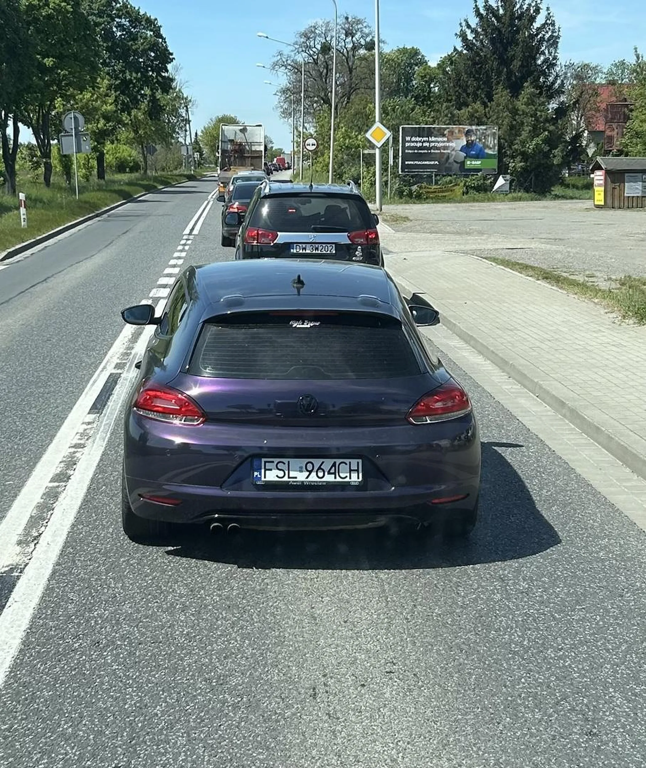 Śmieciarz i cham. Rzuca pety za okno podczas jazdy. Razem z pasażerem robią rynsztok na drodze