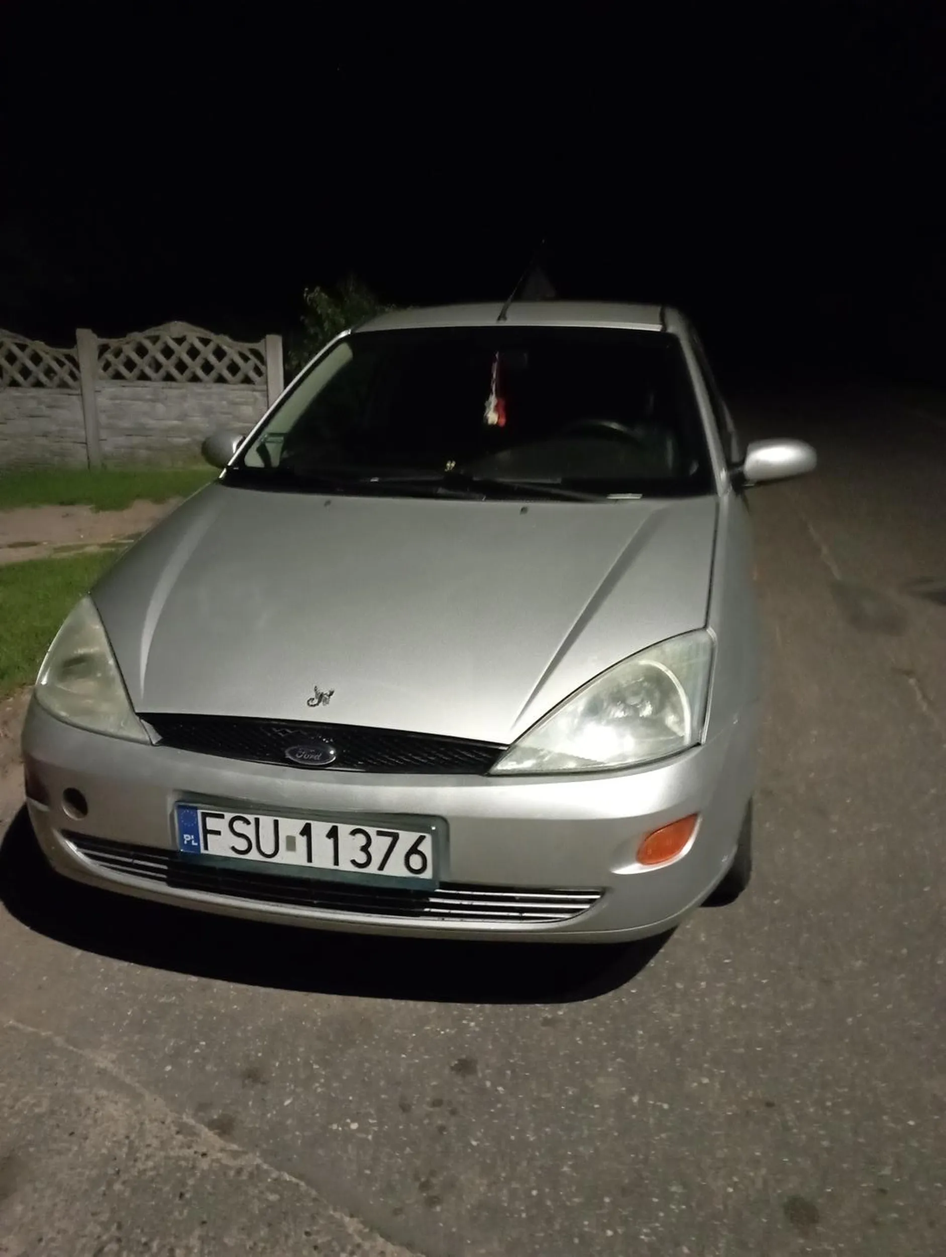 Pozdrawiam śmieszą babkę z czarnymi włosami z forda