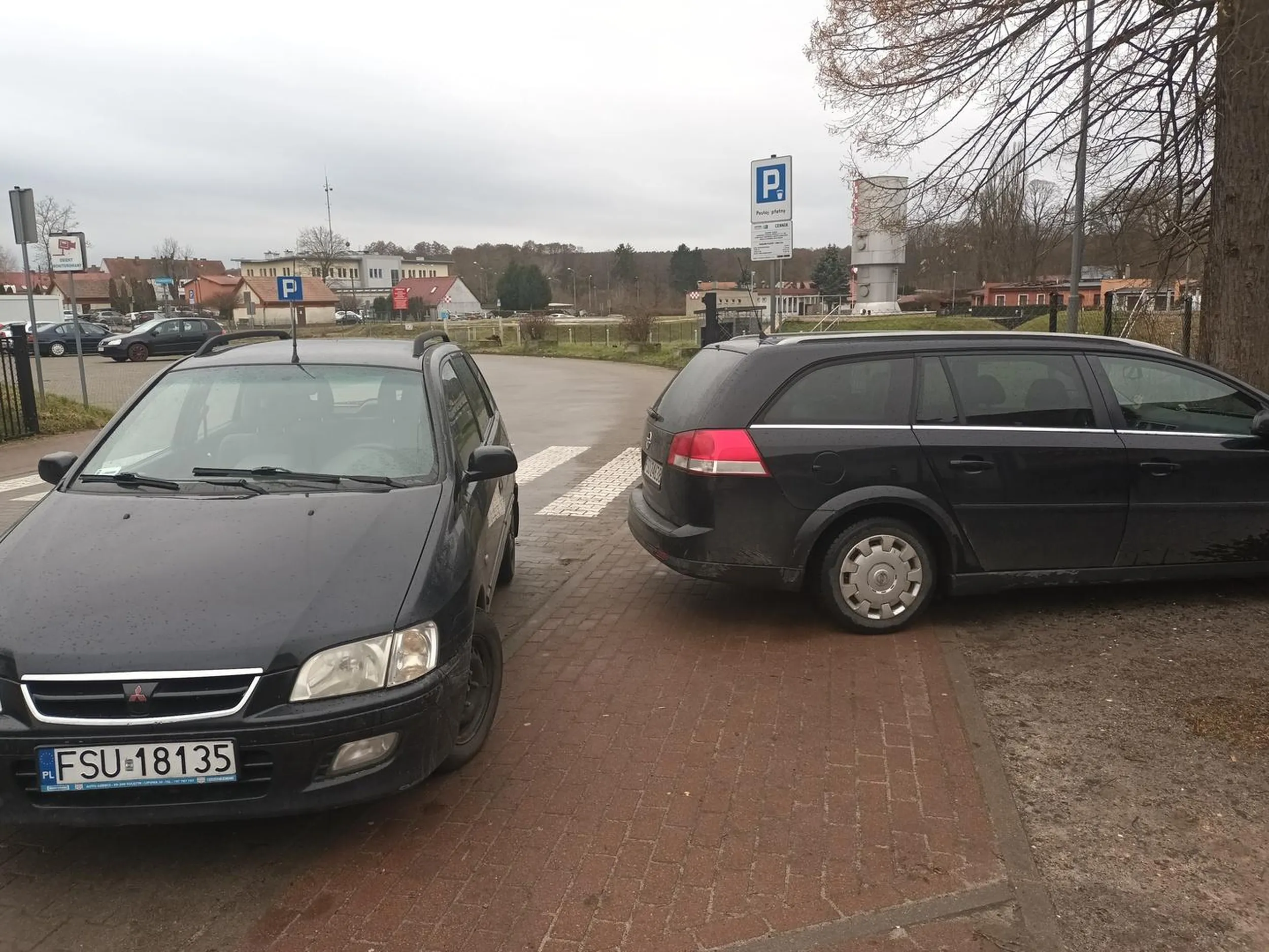 Pajac nie umie parkować i zastawia inne samochody, jakiś dziad.