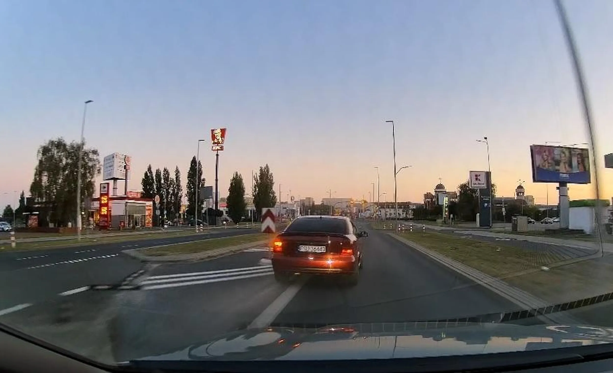 Uwaga na bezmózga. Wyprzedanie na przejściu na pasie do skrętu. Jeździ 24-letnim gruzem sprowadzonym po 22 latach do Polski.