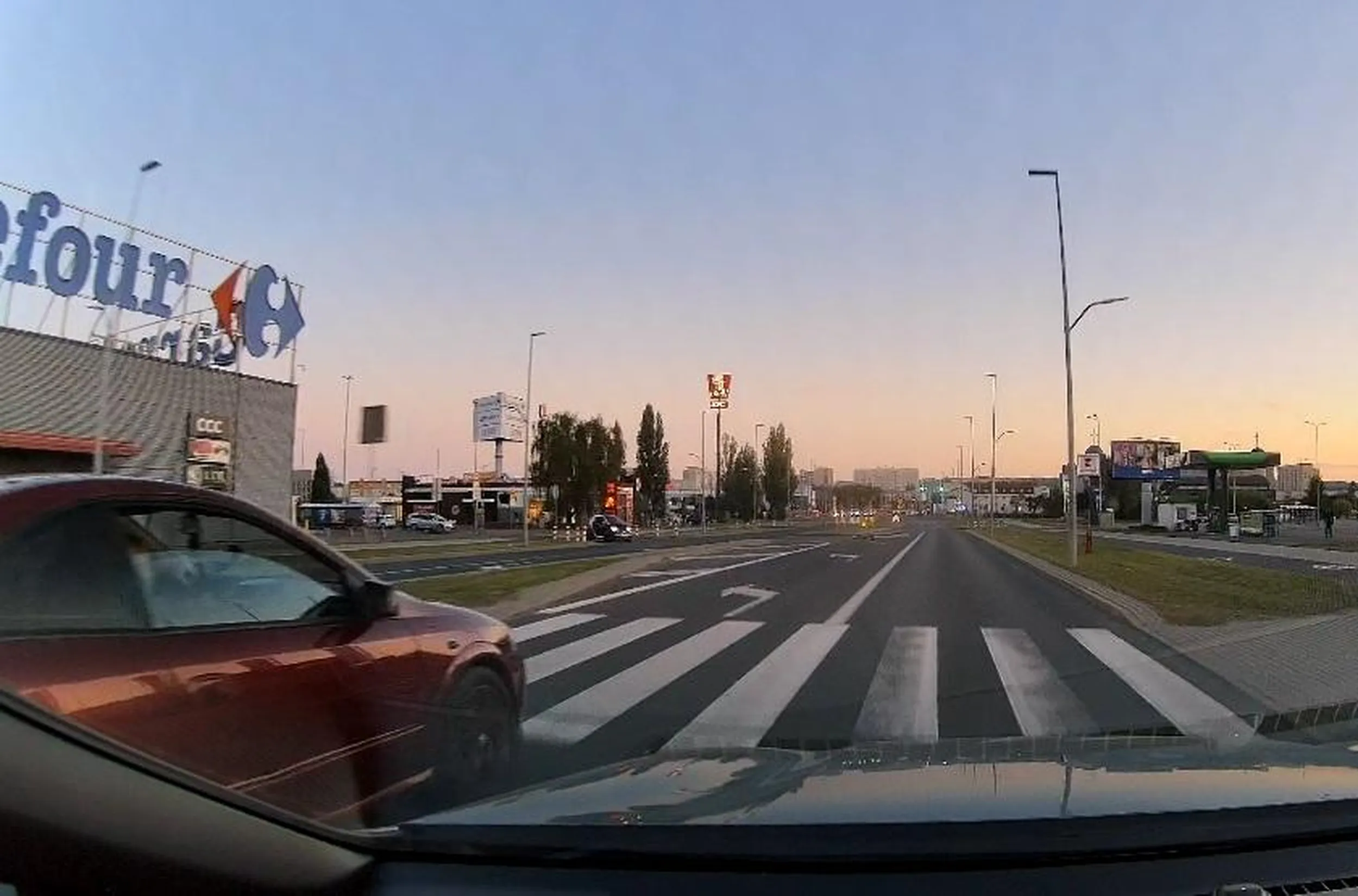 Uwaga na bezmózga. Wyprzedanie na przejściu na pasie do skrętu. Jeździ 24-letnim gruzem sprowadzonym po 22 latach do Polski.