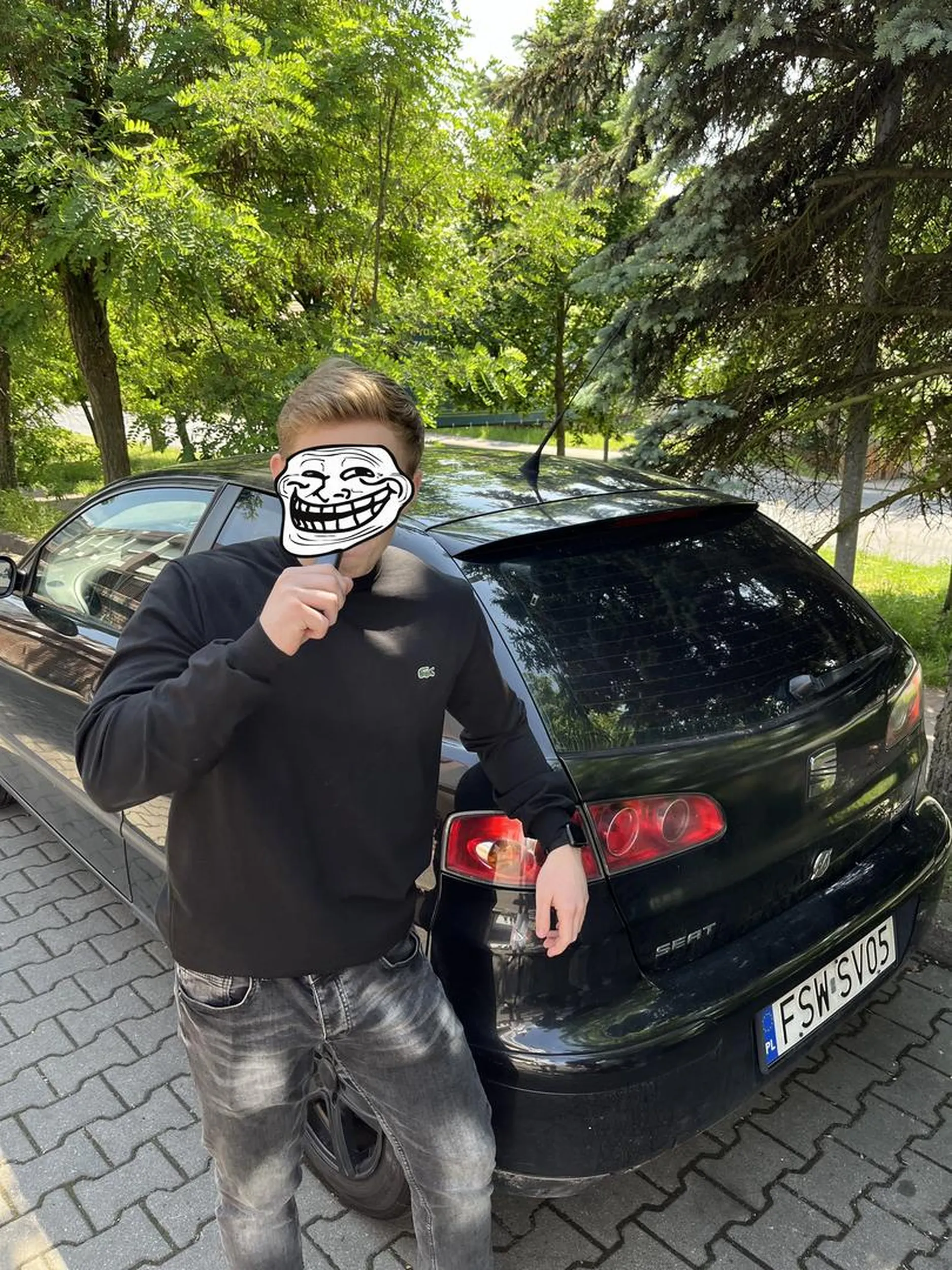 Jakiś karzeł wyskoczył do mnie z łapami, ciężko było go zauważyć, wyciągnął z bagażnika gaśnice i zaczął mnie gonić po czym przewrócił się o własne nogi. Wariat pierdo**ny