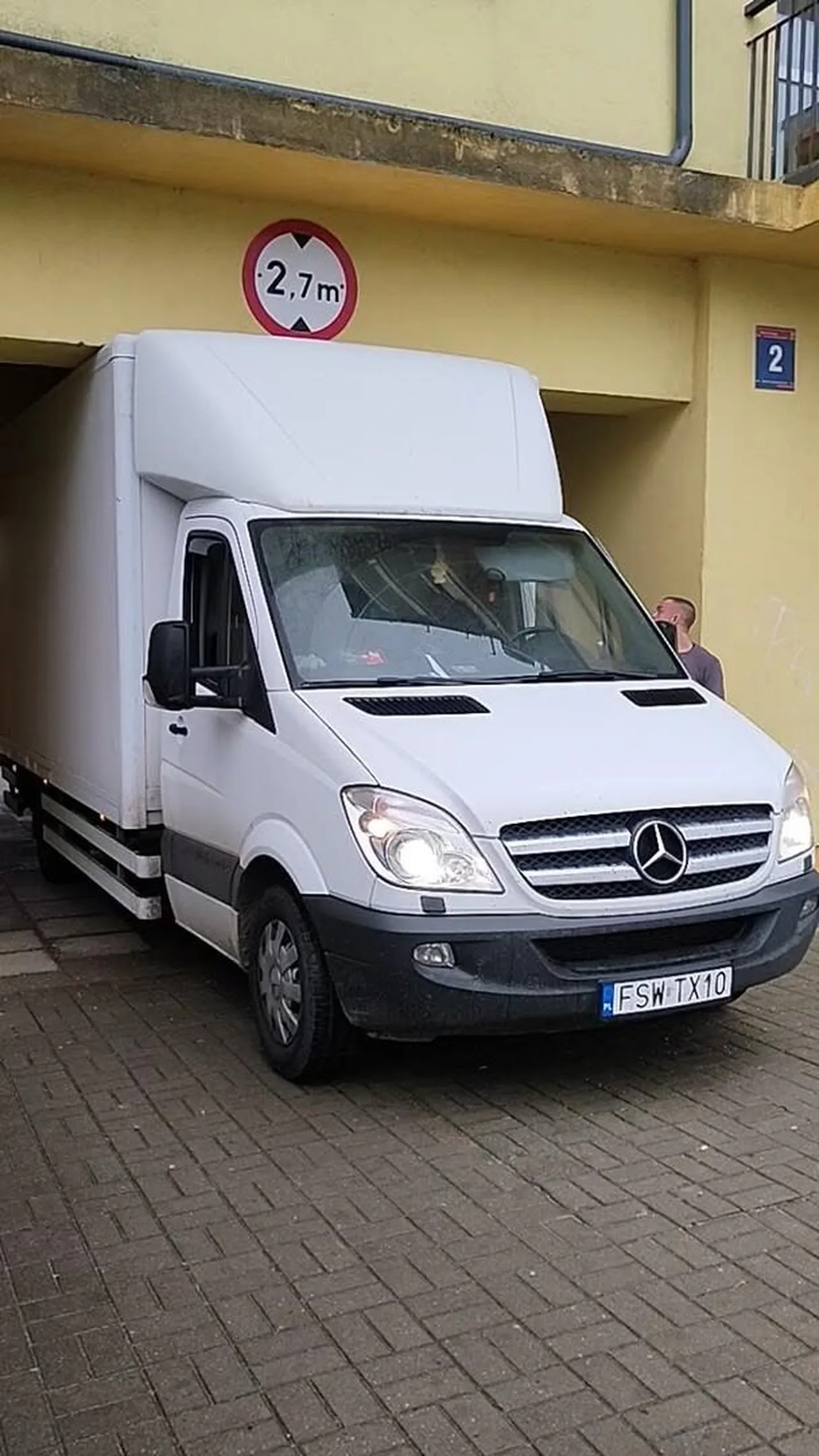 Nie zwraca uwagi na znaki