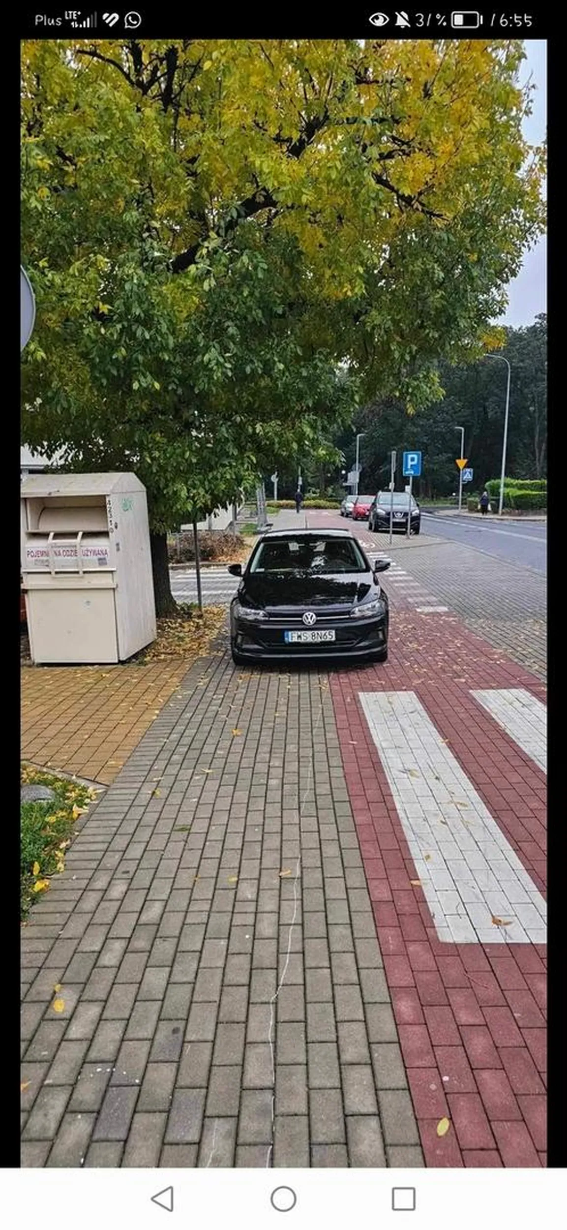 Uwaga, parkuję na chodnikach pod przychodniami, utrudniające ruch dla starszych i niepełnosprawnych, w dodatku na prośbę o przestawienie jest agresywna.