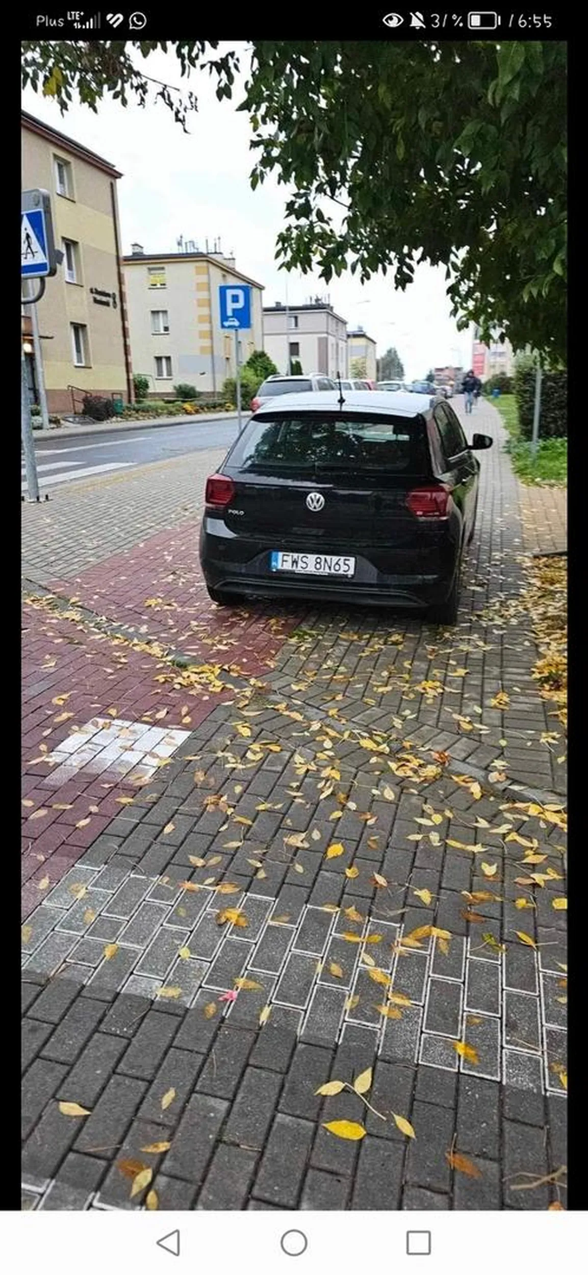 Uwaga, parkuję na chodnikach pod przychodniami, utrudniające ruch dla starszych i niepełnosprawnych, w dodatku na prośbę o przestawienie jest agresywna.