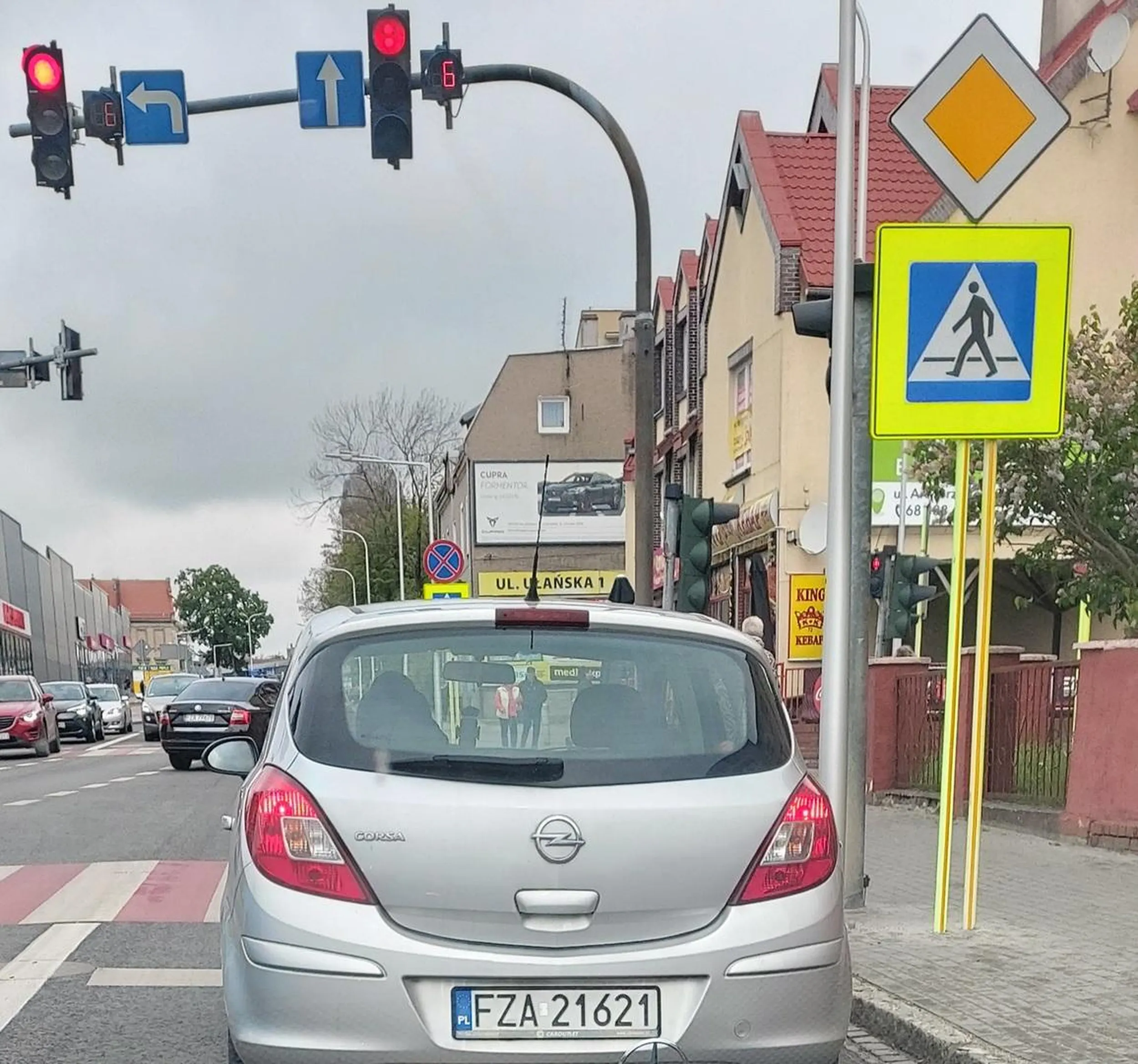 Kierowca hamuje przed sygnalizatorem już na zielonym świetle. Miał jeszcze 5 sekund na przejazd. Uwaga ,szuka