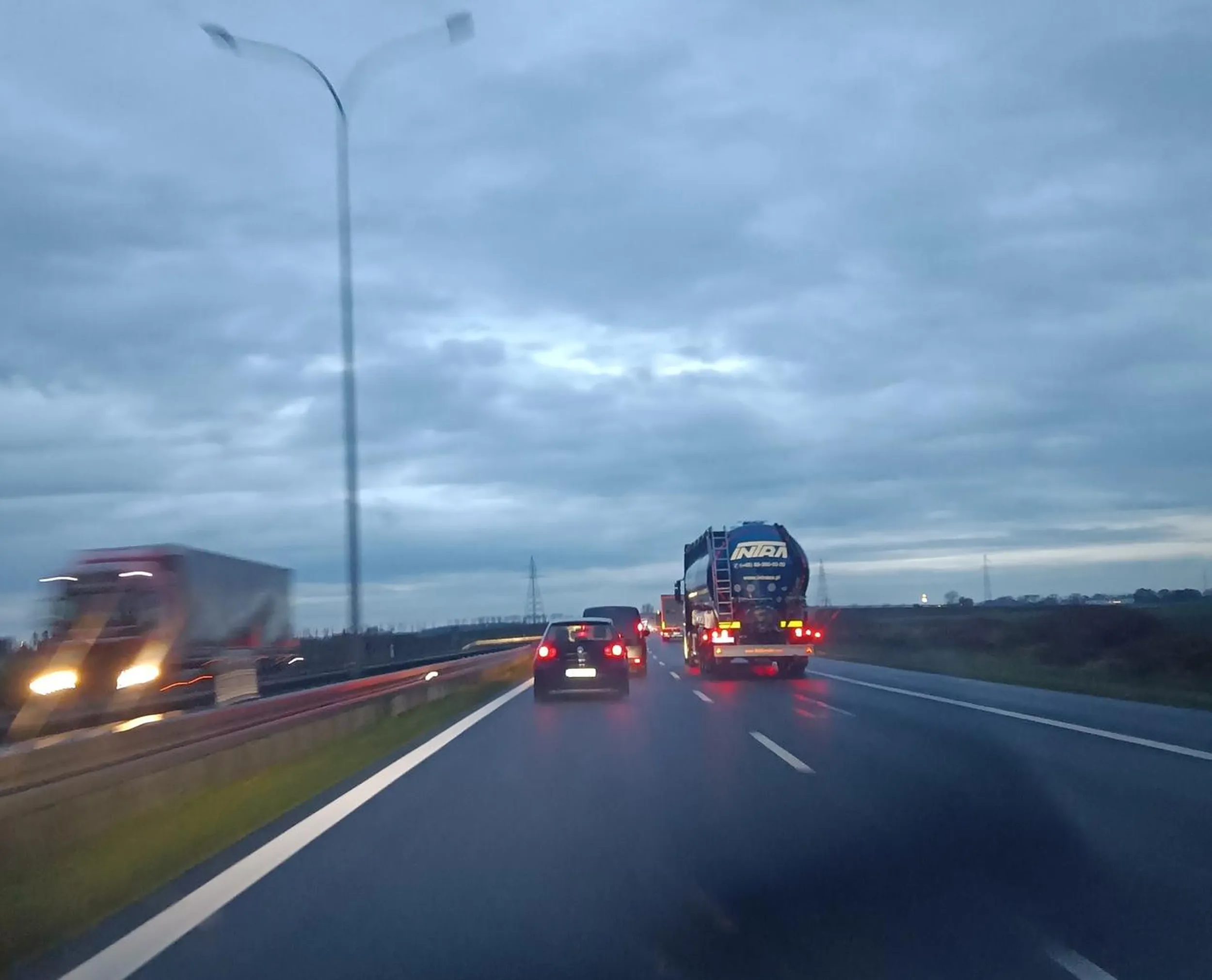 Wisi na ogonie na ekspresówce