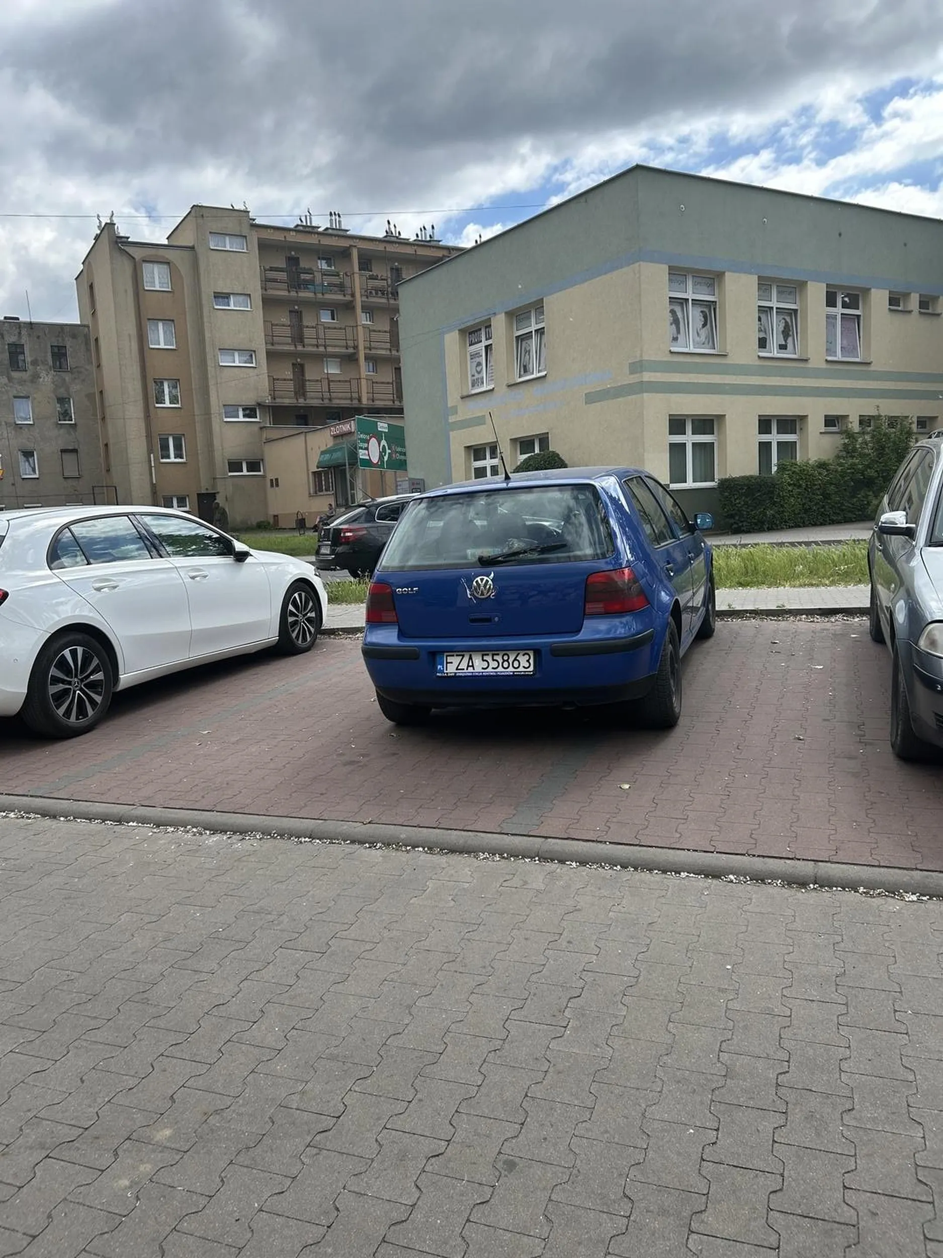 Cymbał na parkingu.